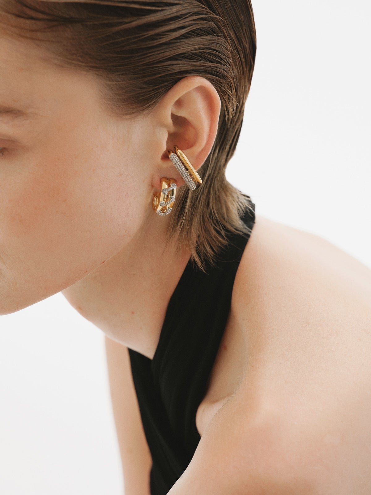 Pendiente earcuff individual de plata 925 bañada en rodio y oro amarillo de 18K con pavé de topacios