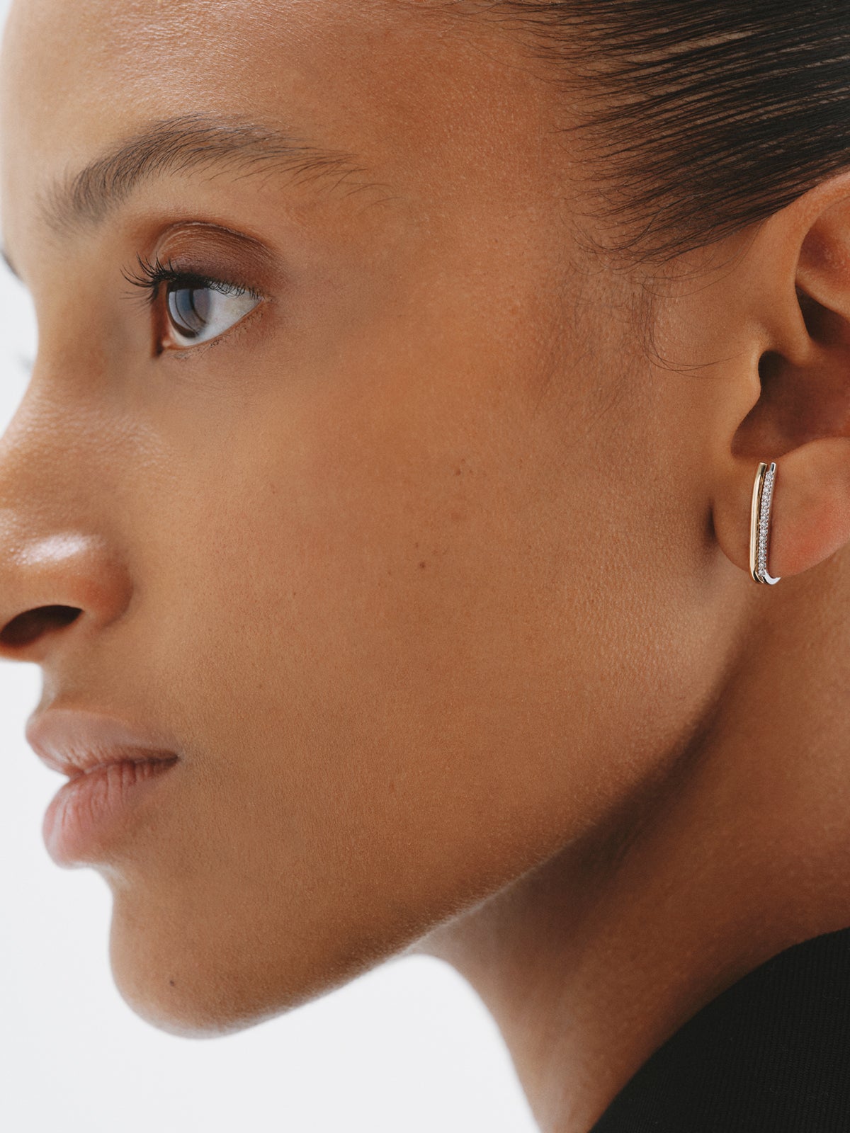 Pendiente individual de oro blanco y amarillo de 18K con diamantes