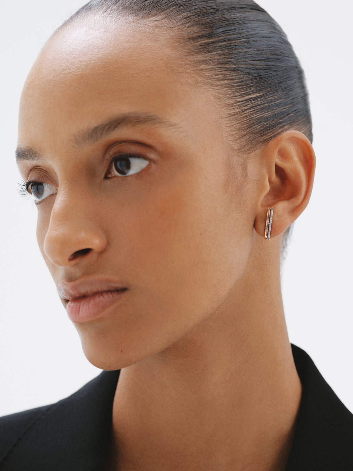 Pendiente individual de oro blanco y amarillo de 18K con diamantes