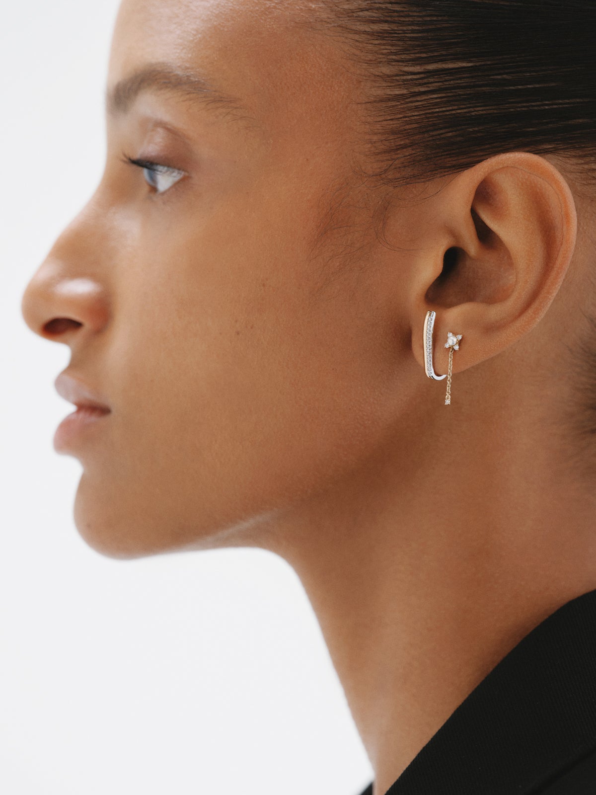 Pendiente individual de oro blanco y amarillo de 18K con diamantes