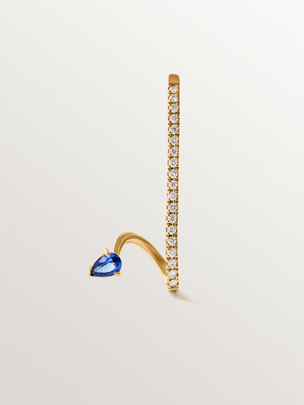 Pendiente individual de oro amarillo de 18K con zafiro azul y diamantes