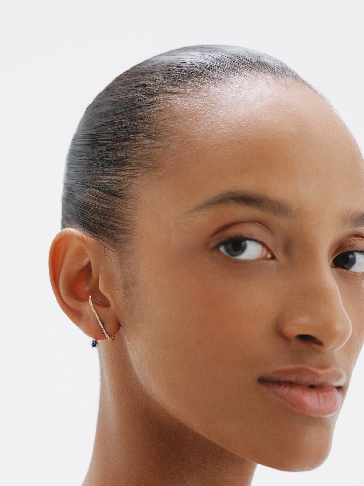 Pendiente individual de oro amarillo de 18K con zafiro azul y diamantes