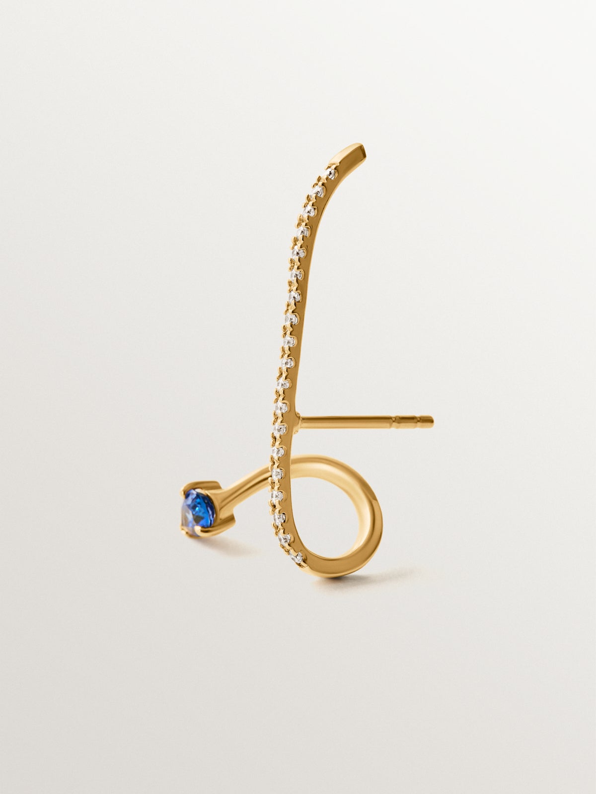 Pendiente individual de oro amarillo de 18K con zafiro azul y diamantes