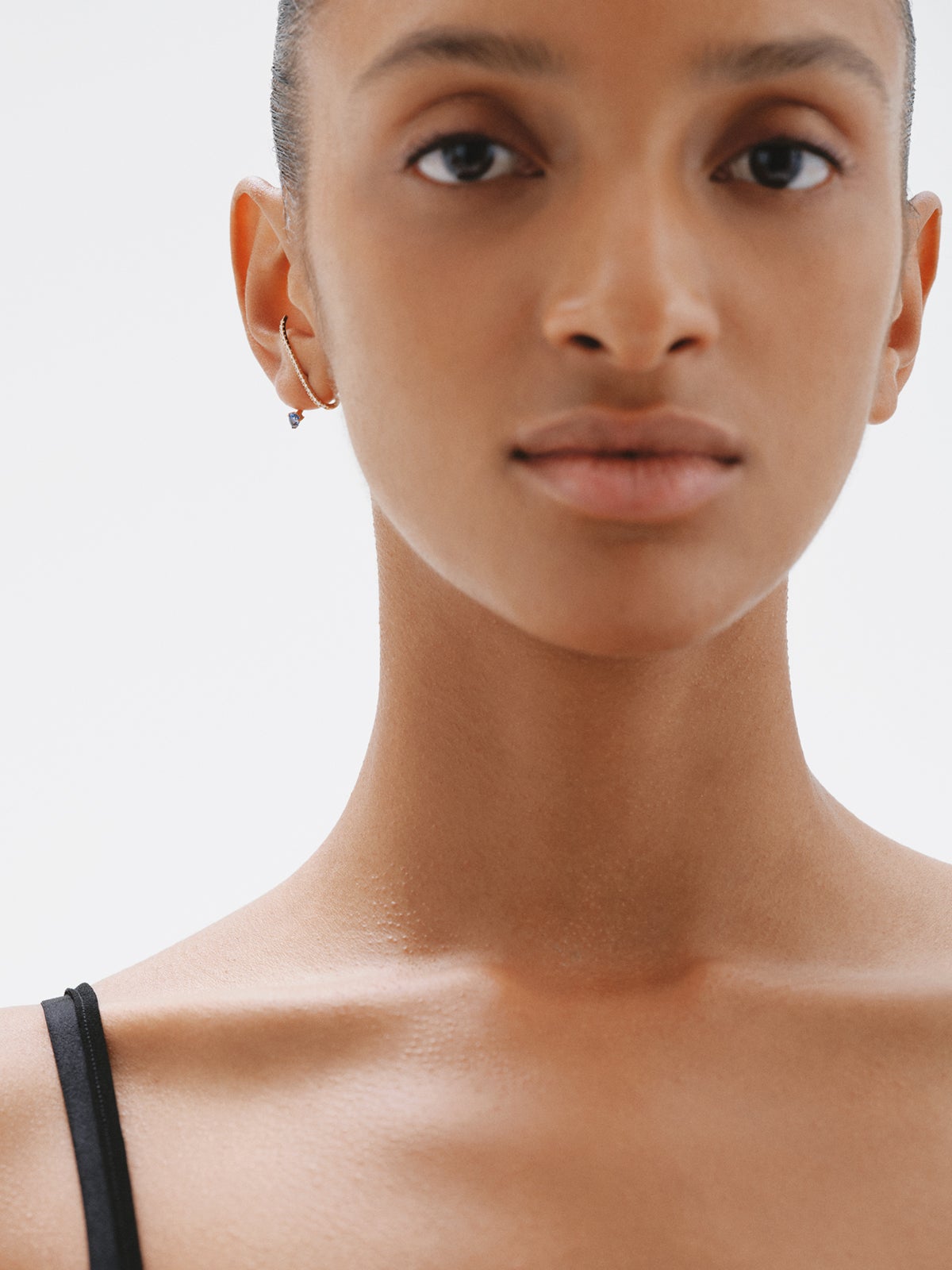 Pendiente individual de oro amarillo de 18K con zafiro azul y diamantes