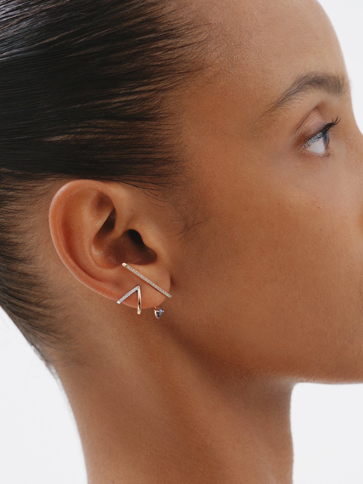 Pendiente individual de oro amarillo de 18K con zafiro azul y diamantes