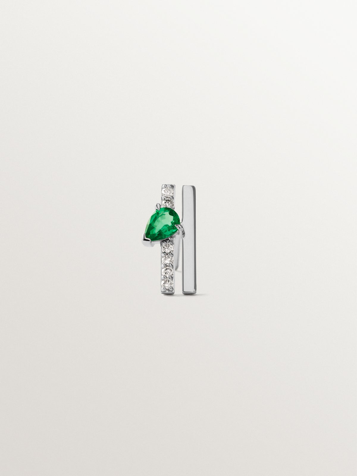 Pendiente individual de oro blanco de 18K con esmeralda y diamantes