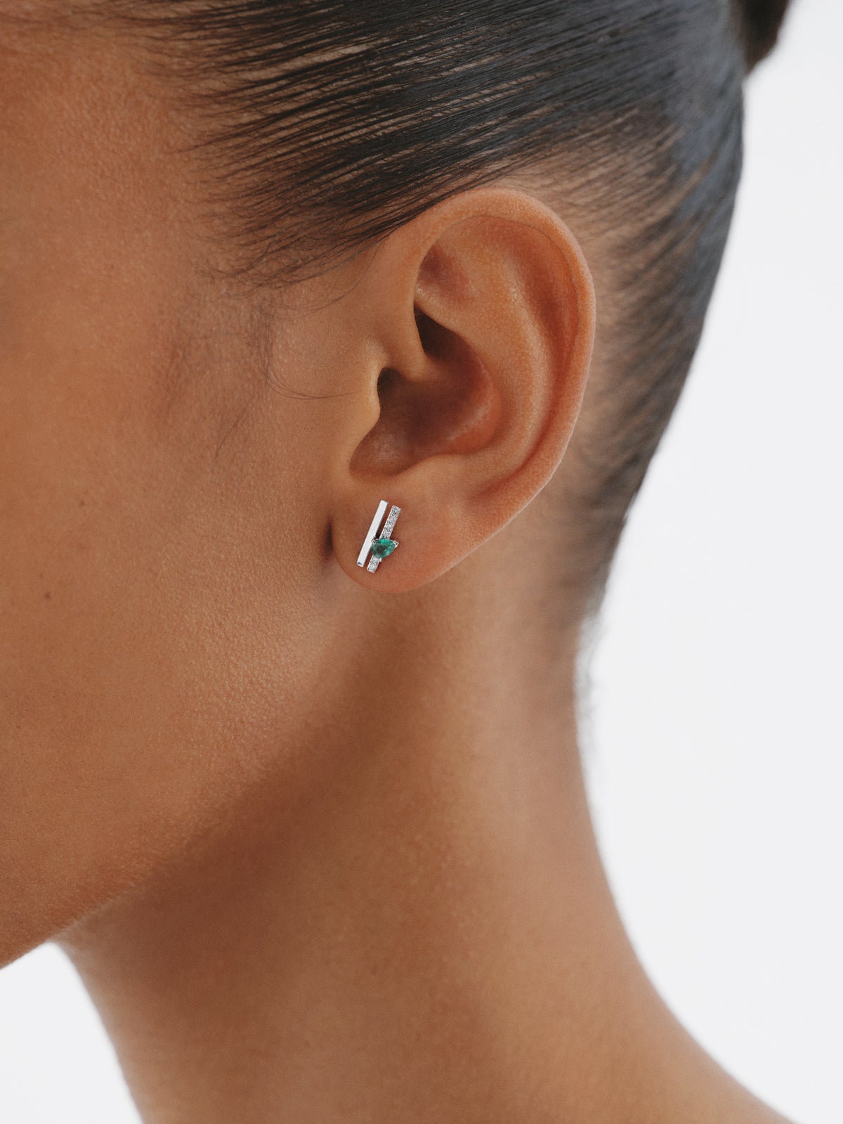 Pendiente individual de oro blanco de 18K con esmeralda y diamantes