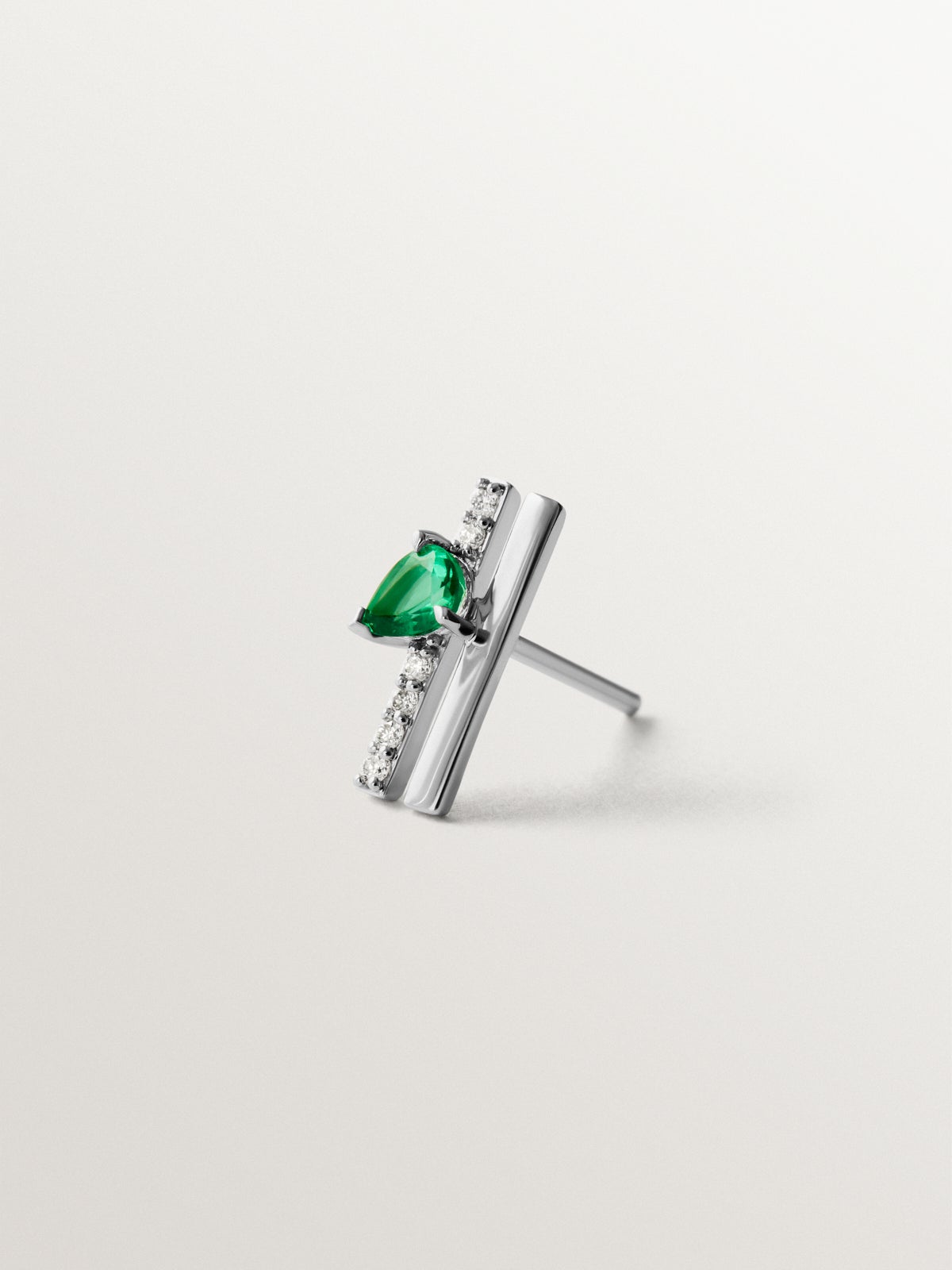 Pendiente individual de oro blanco de 18K con esmeralda y diamantes