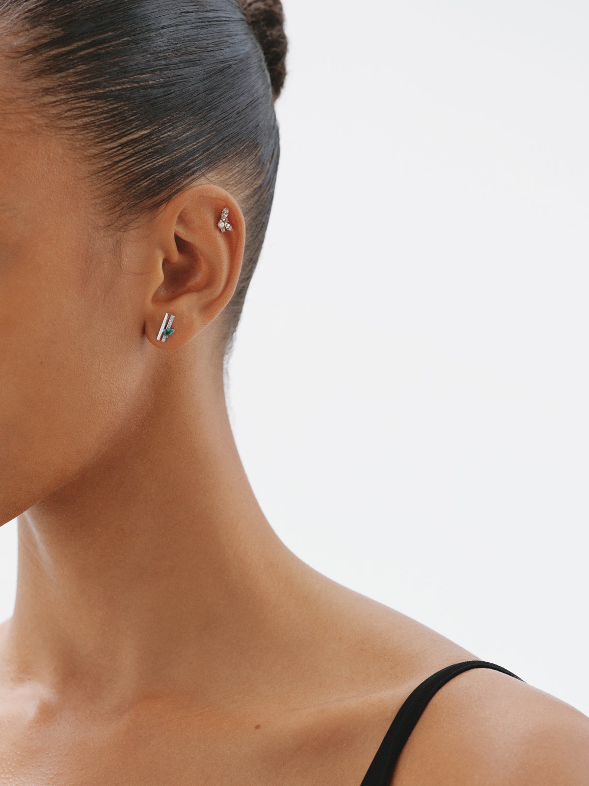 Pendiente individual de oro blanco de 18K con esmeralda y diamantes