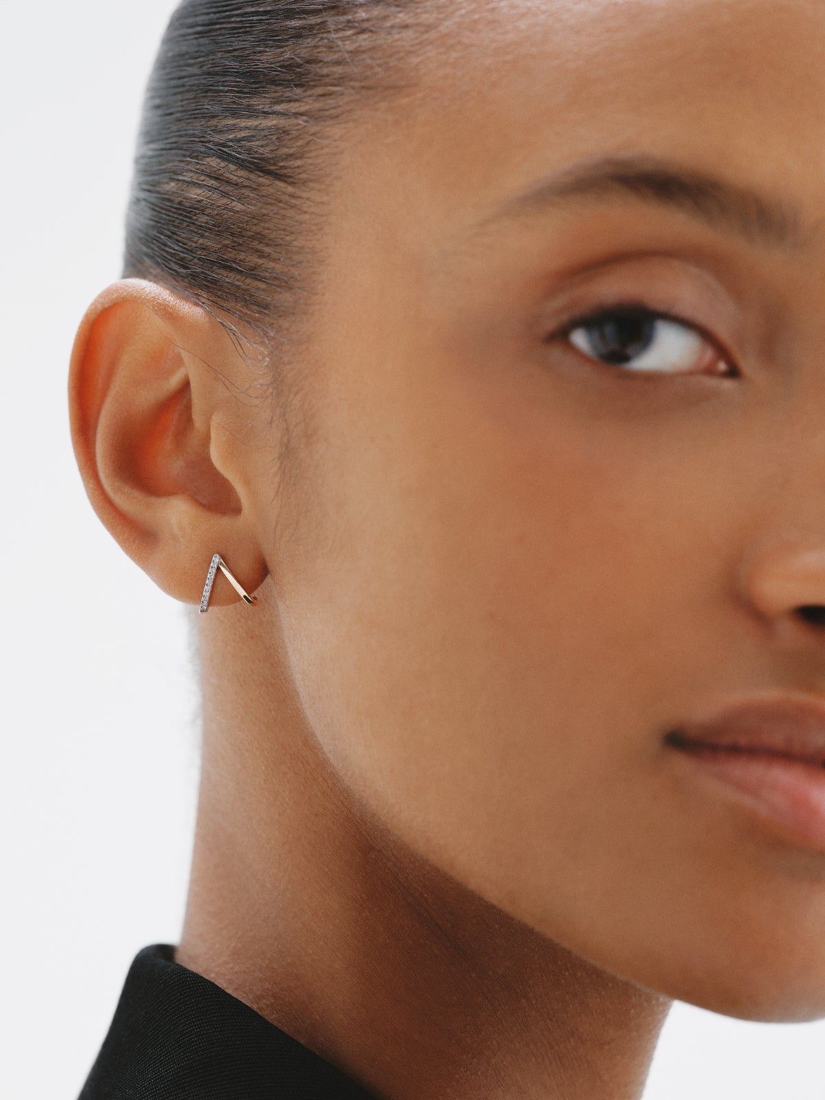 Pendiente individual de oro blanco y amarillo de 18K con esmeralda y diamantes