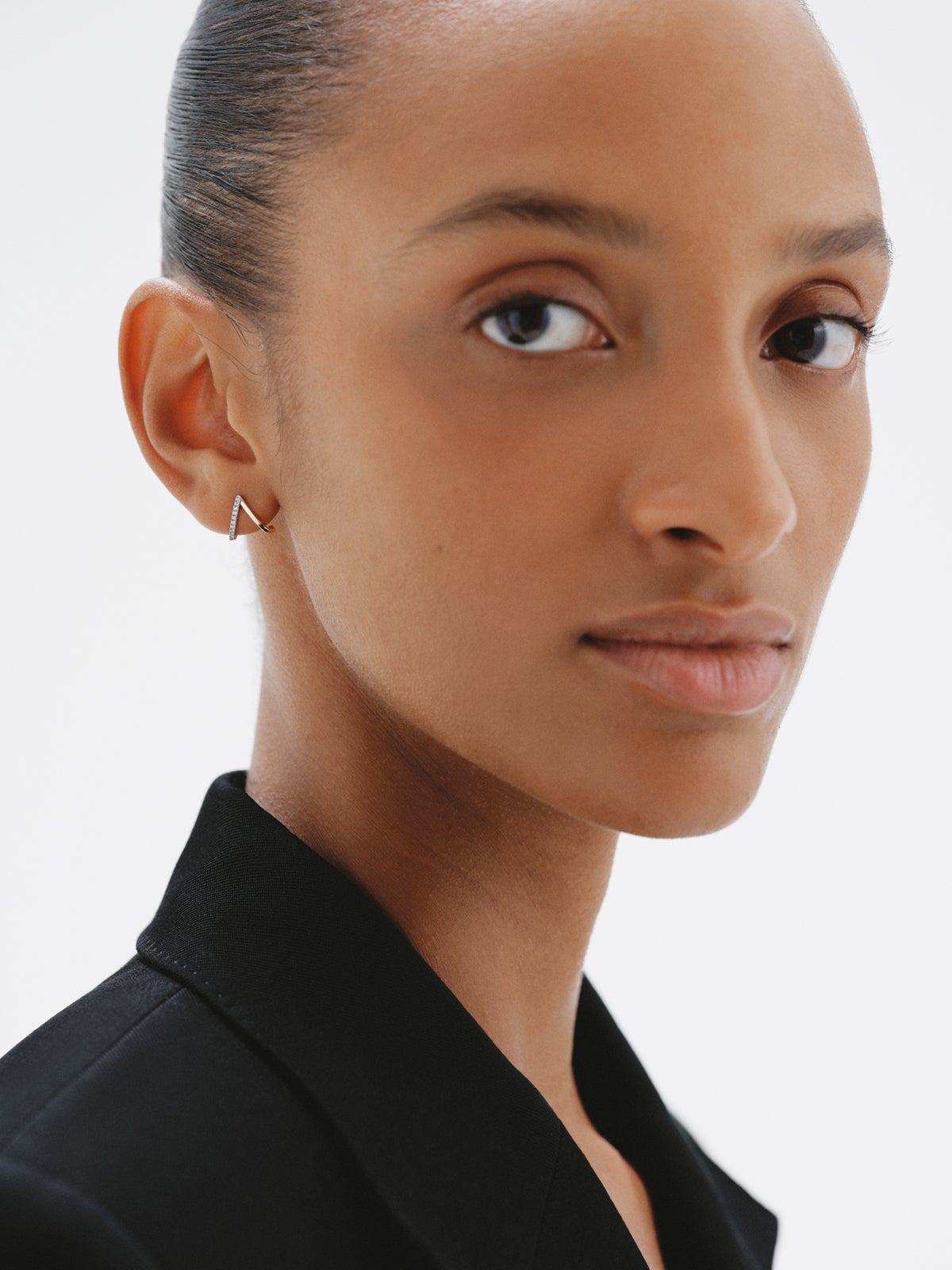 Pendiente individual de oro blanco y amarillo de 18K con esmeralda y diamantes