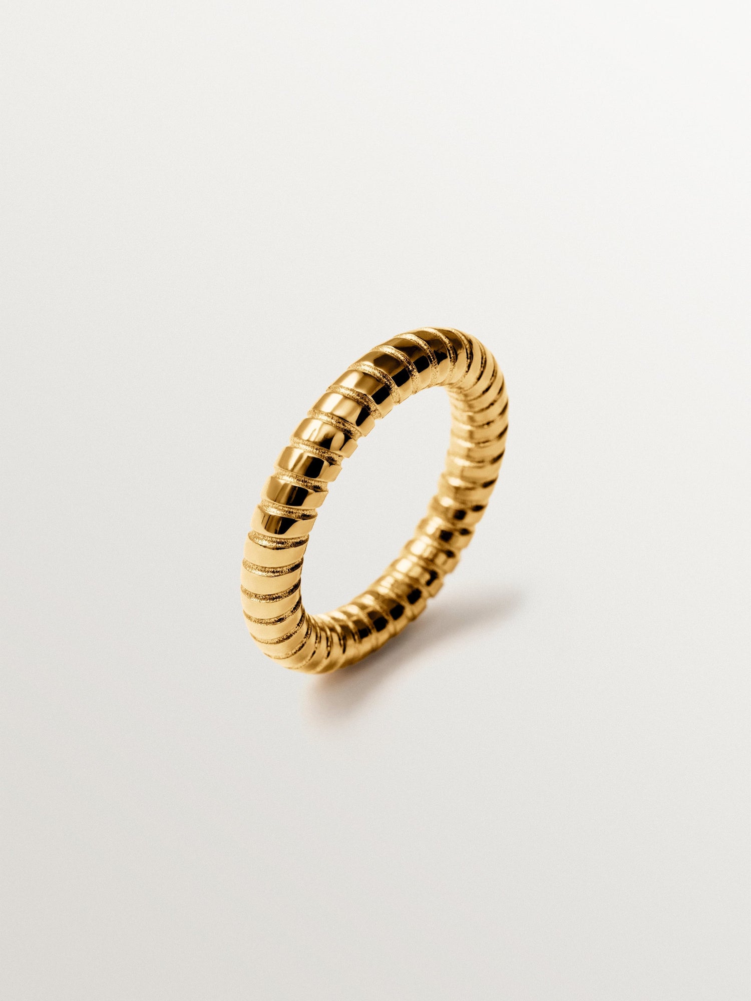 Anillo mediano gallonado de plata 925 bañada en oro de 18K