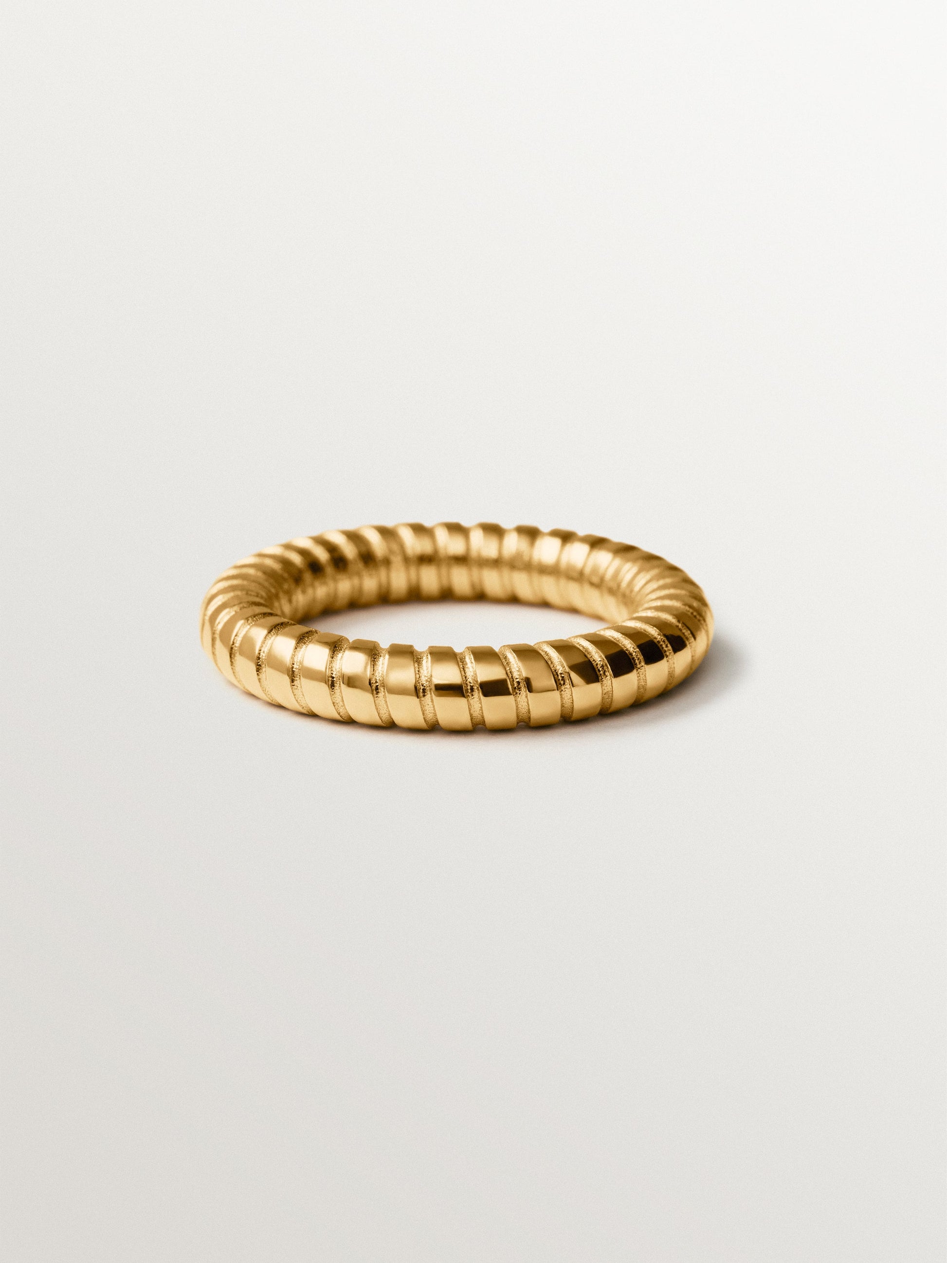 Anillo mediano gallonado de plata 925 bañada en oro de 18K
