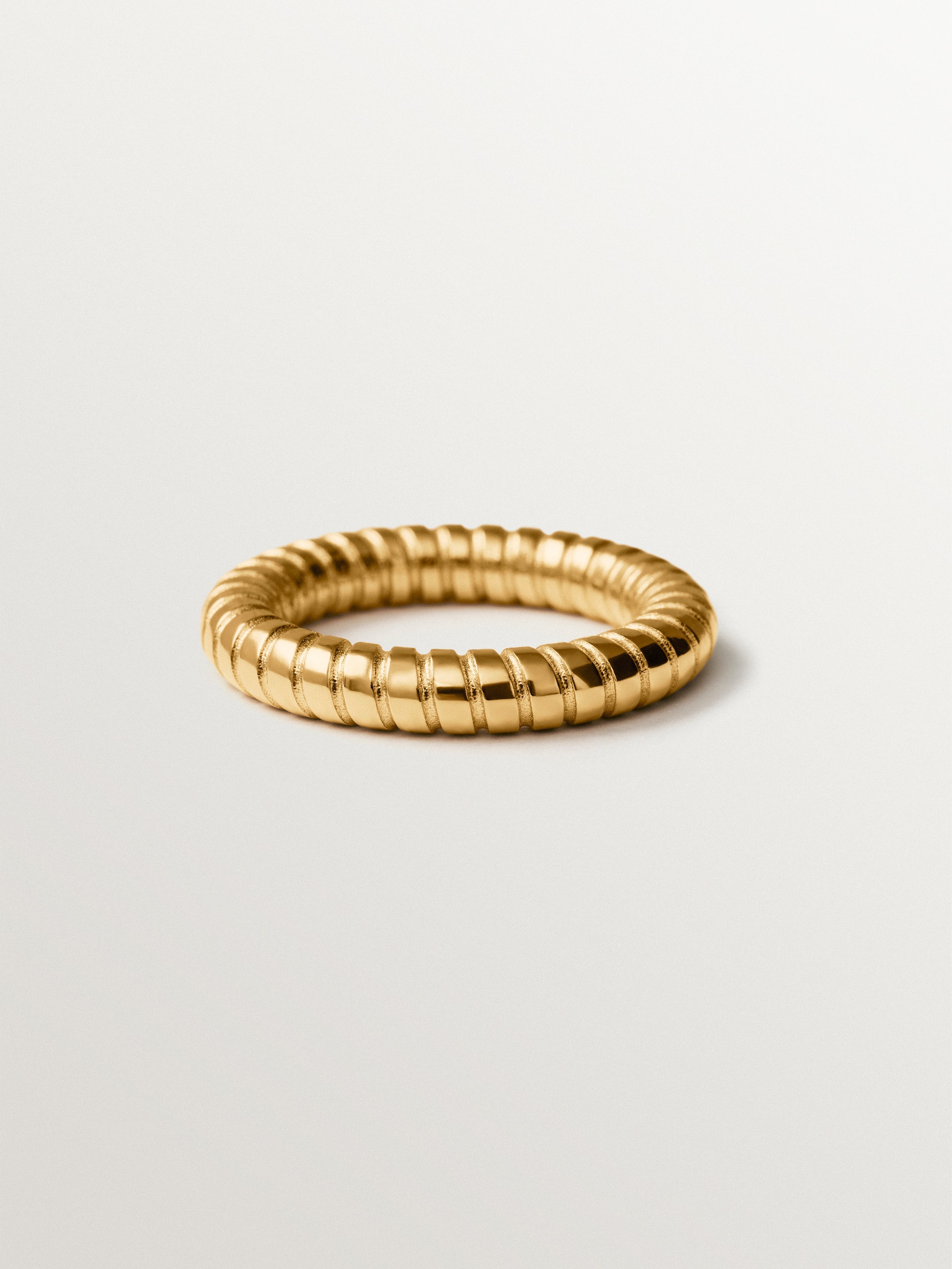 Anillo mediano gallonado de plata 925 bañada en oro de 18K