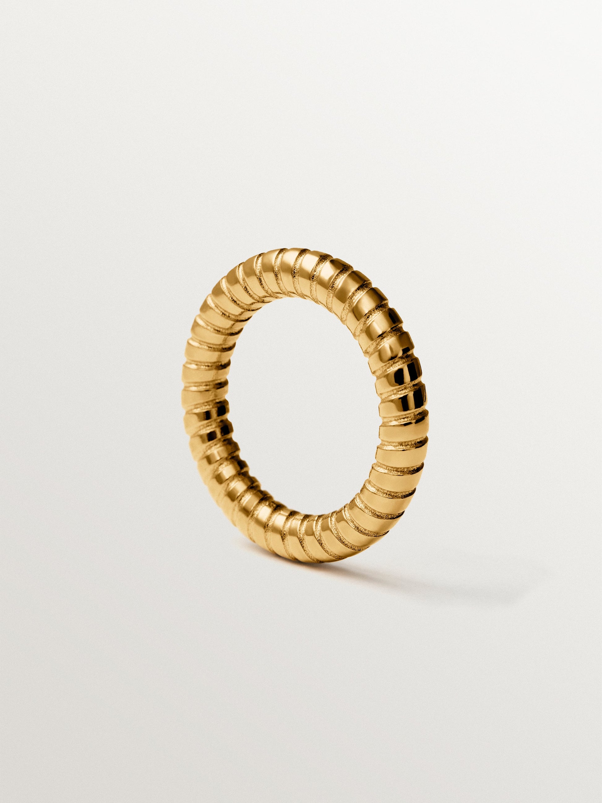 Anillo mediano gallonado de plata 925 bañada en oro de 18K