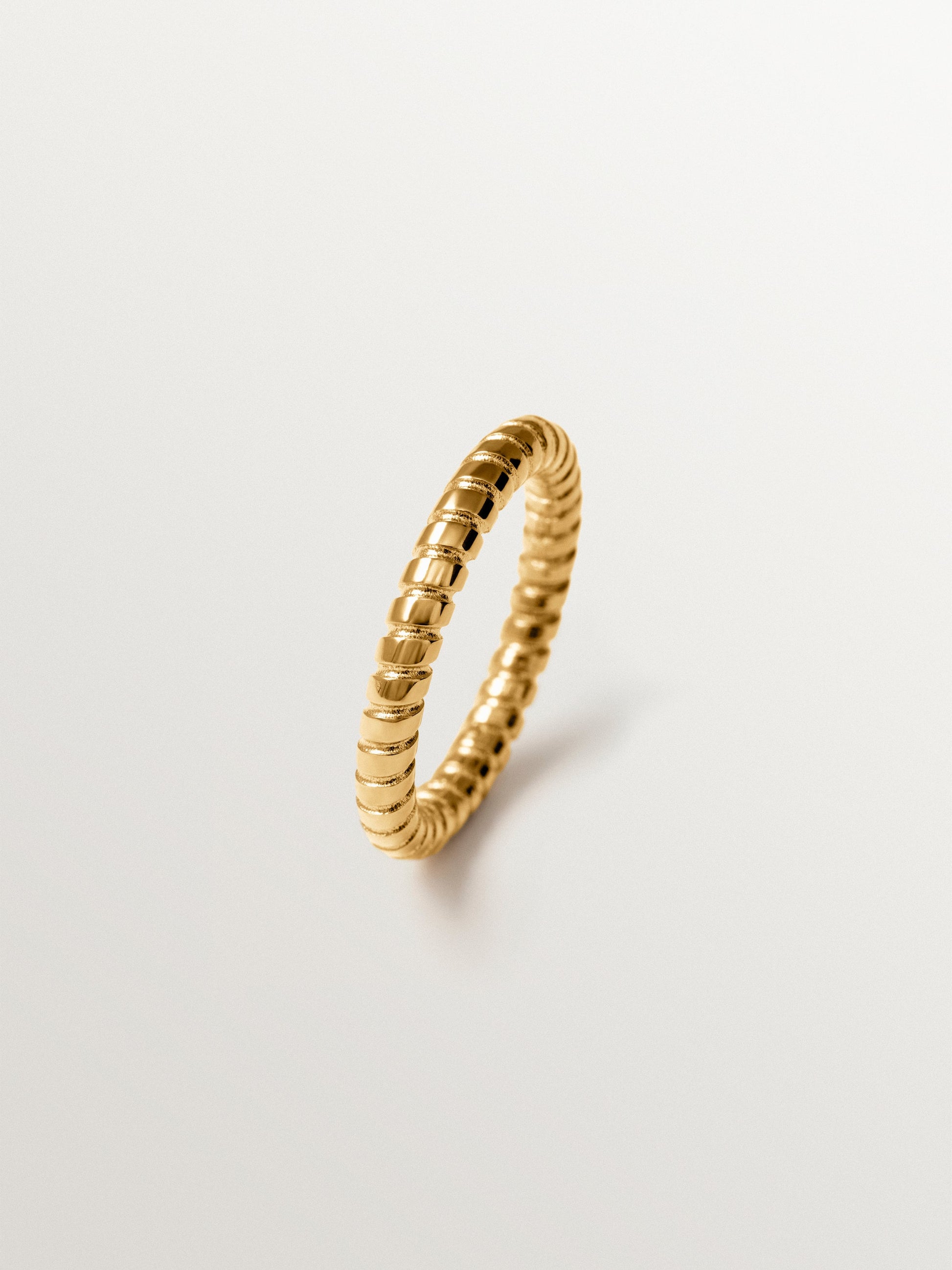 Anillo pequeño gallonado de plata 925 bañada en oro de 18K