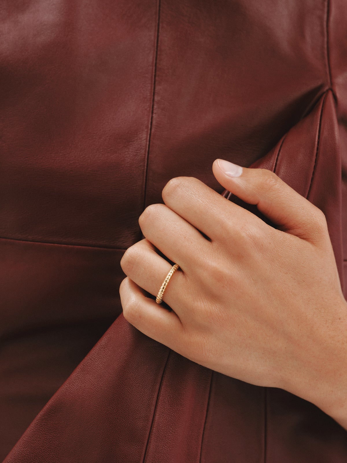 Anillo pequeño gallonado de plata 925 bañada en oro de 18K