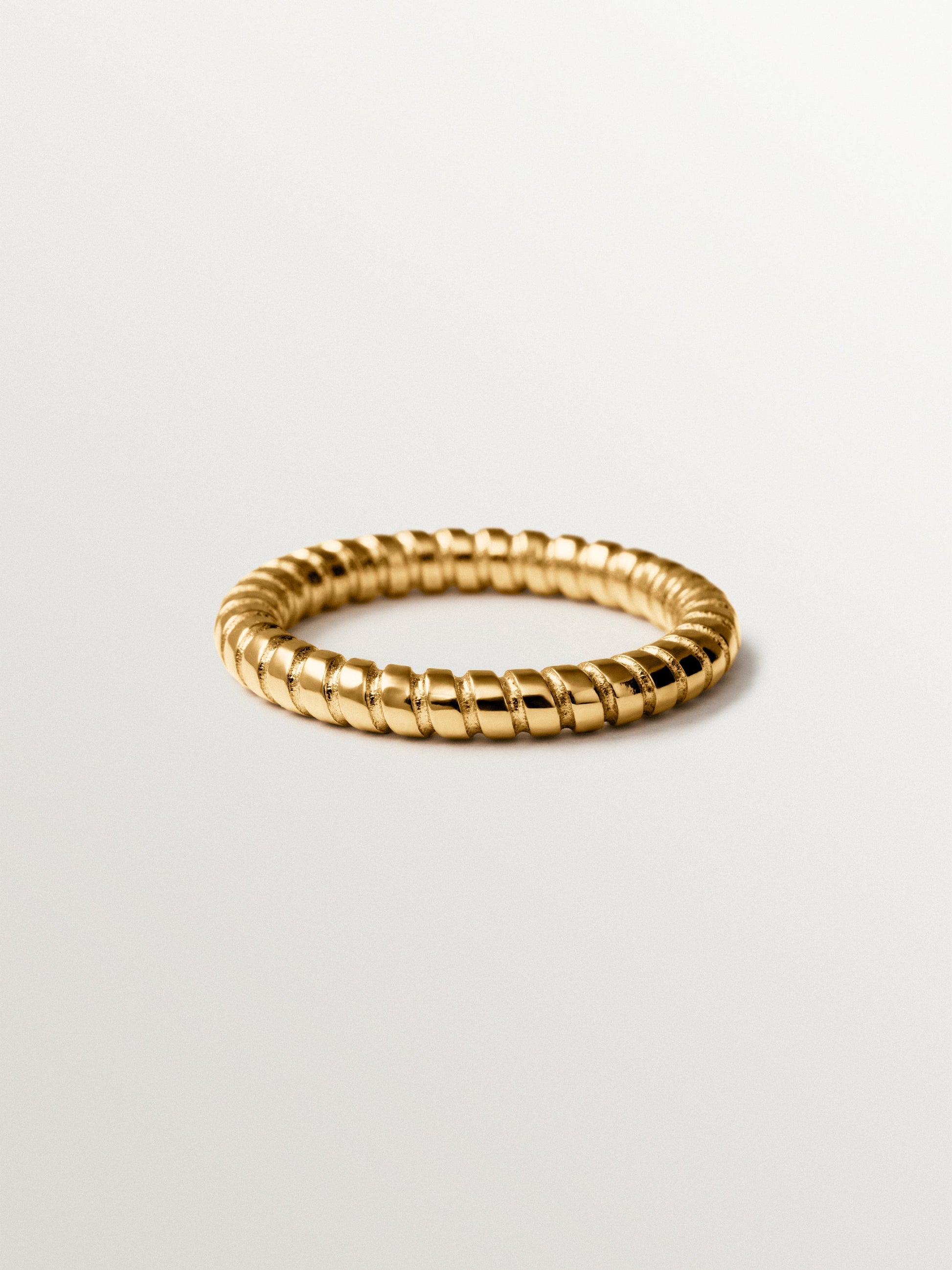 Anillo pequeño gallonado de plata 925 bañada en oro de 18K