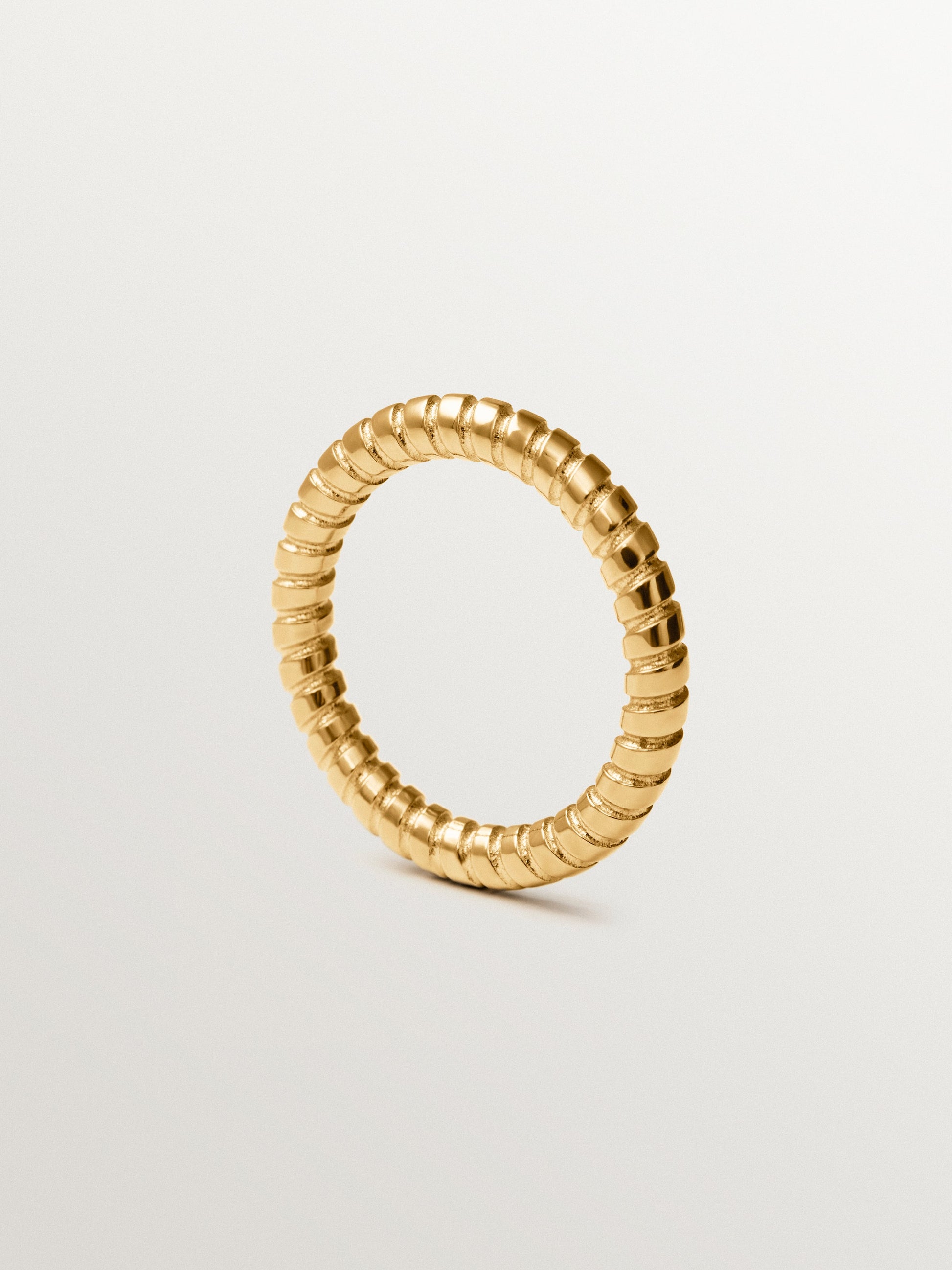 Anillo pequeño gallonado de plata 925 bañada en oro de 18K