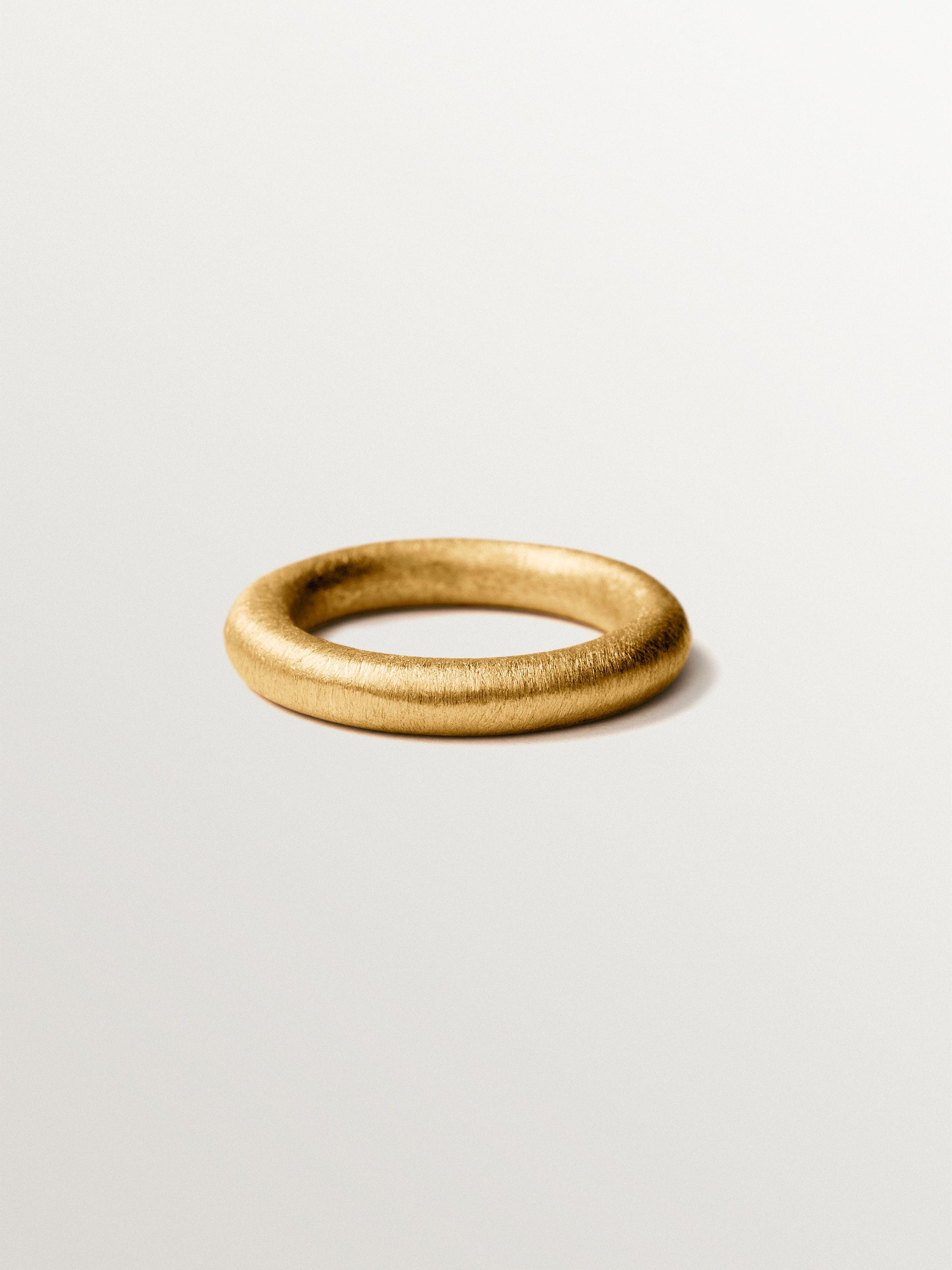 Anillo grande con textura de plata 925 bañada en oro de 18K