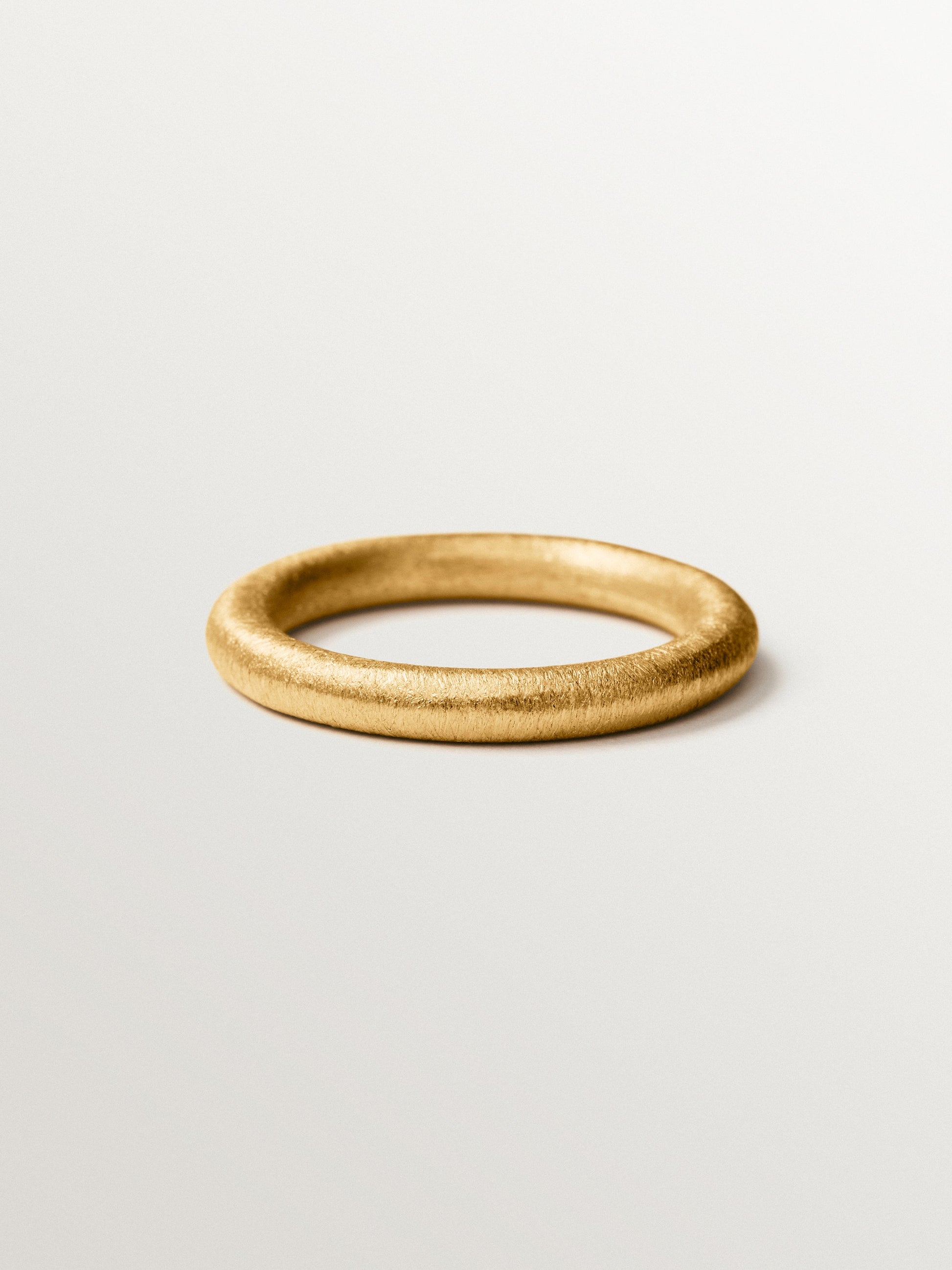 Anillo pequeño con textura de plata 925 bañada en oro de 18K