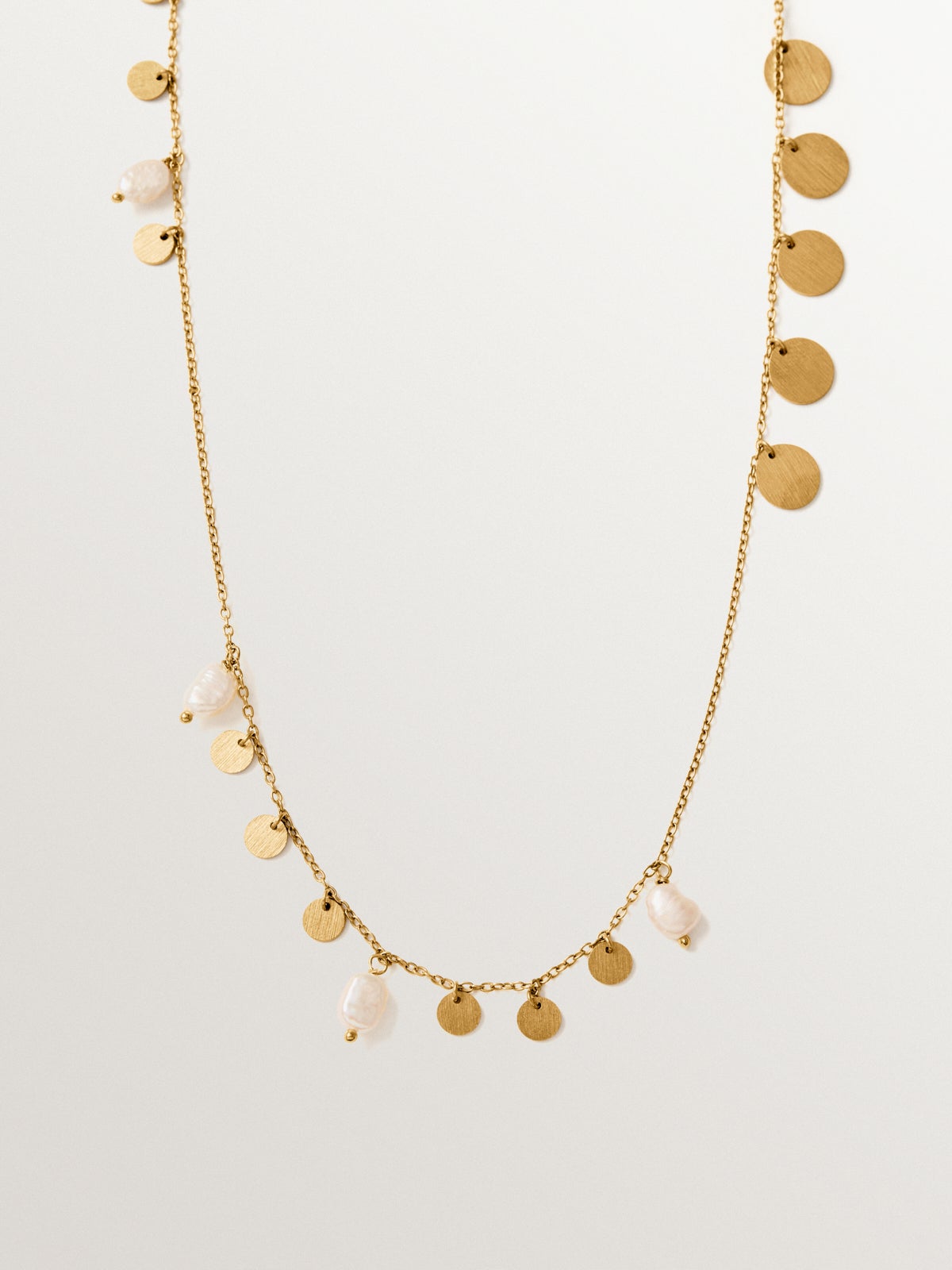 Collar de plata 925 bañada en oro de 18K con motivos y perlas colgantes