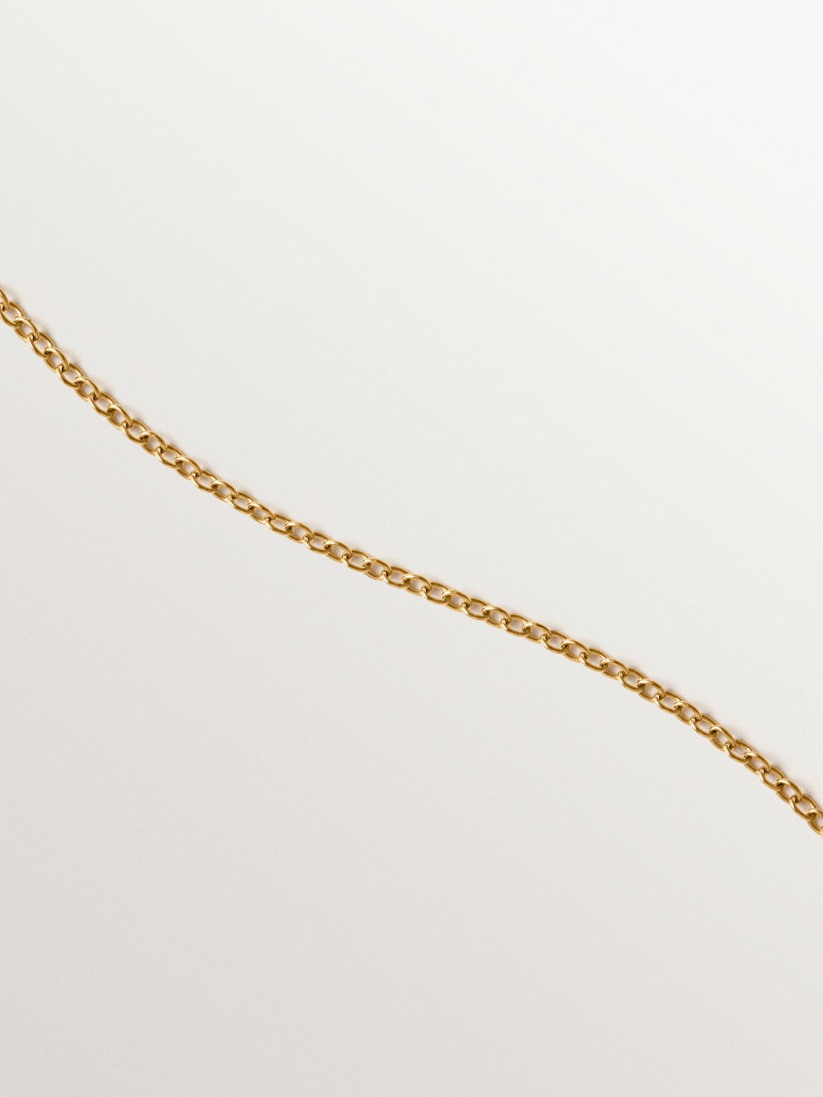 Collar de plata 925 bañada en oro de 18K con motivos y perlas colgantes