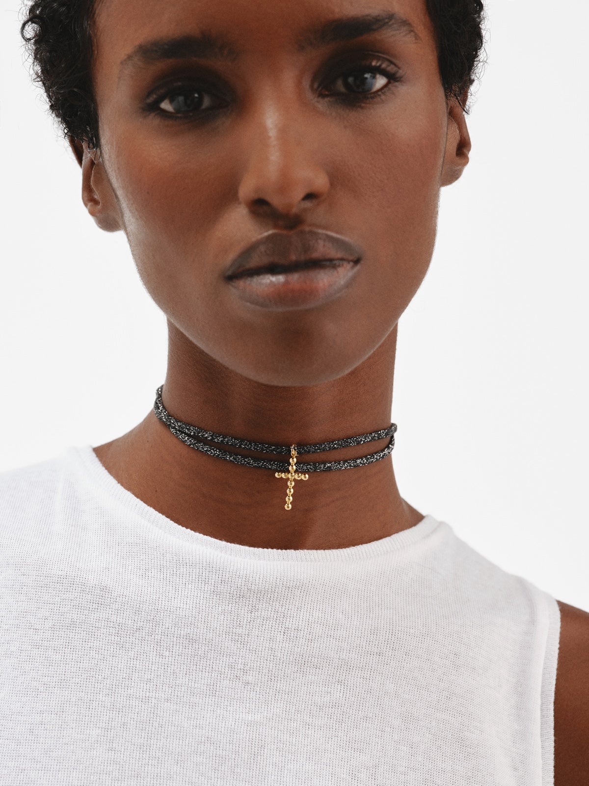 Charm de plata 925 bañada en oro amarillo de 18K con forma de cruz y motivos de esferas