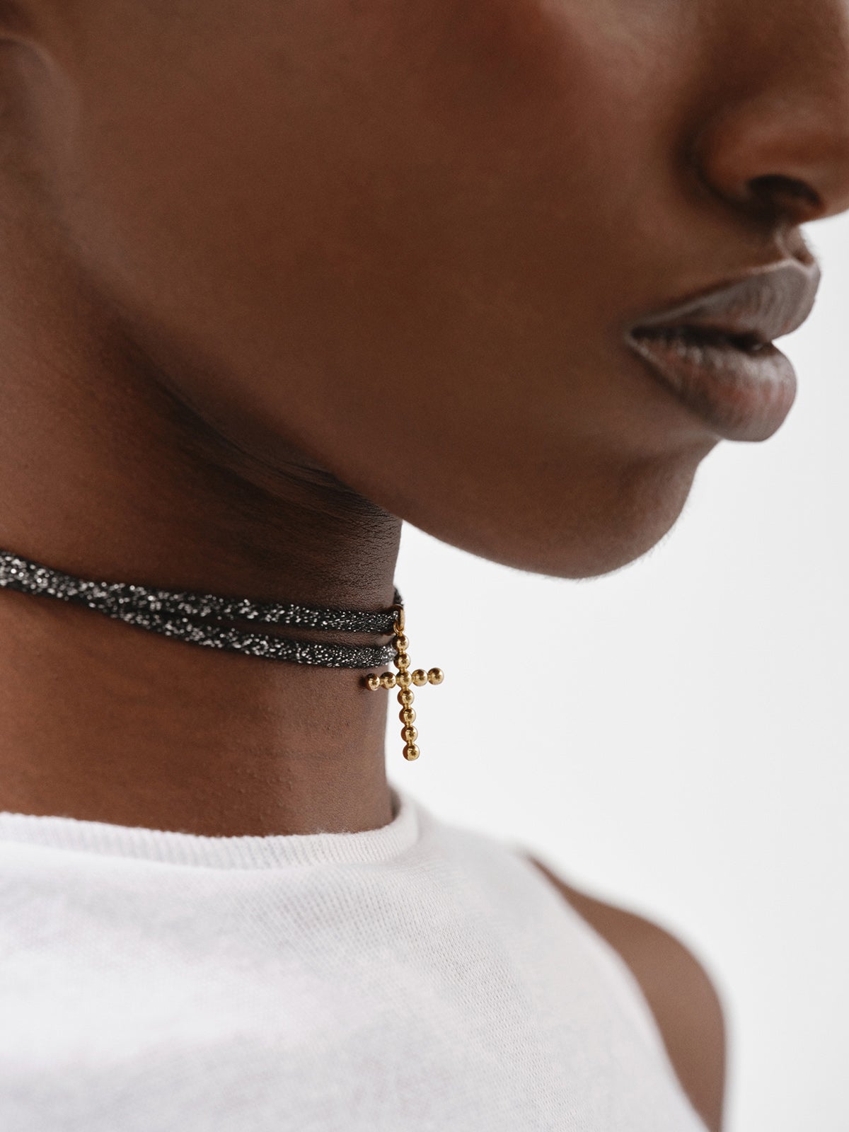 Charm de plata 925 bañada en oro amarillo de 18K con forma de cruz y motivos de esferas