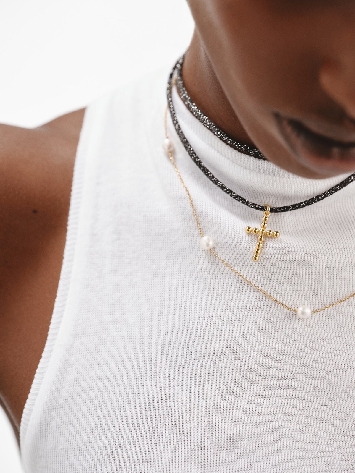 Charm de plata 925 bañada en oro amarillo de 18K con forma de cruz y motivos de esferas