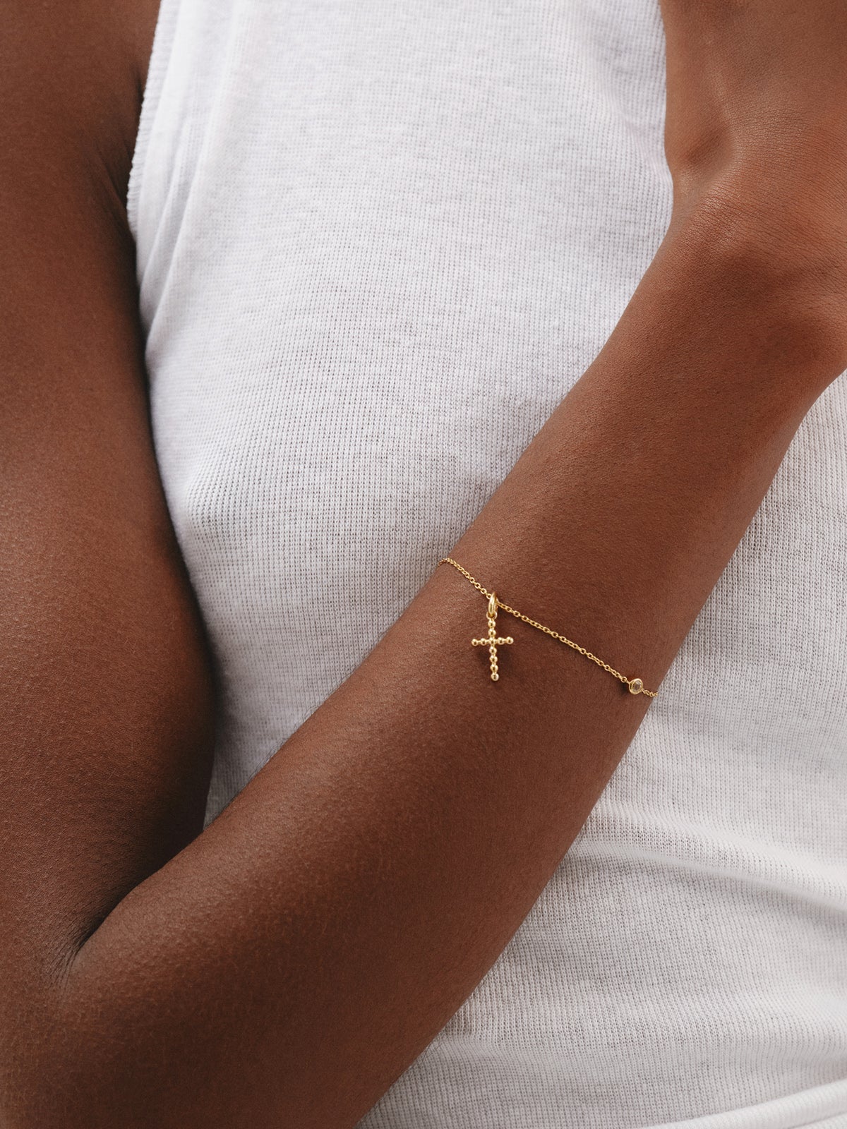 Charm de plata 925 bañada en oro amarillo de 18K con forma de cruz y motivos de esferas