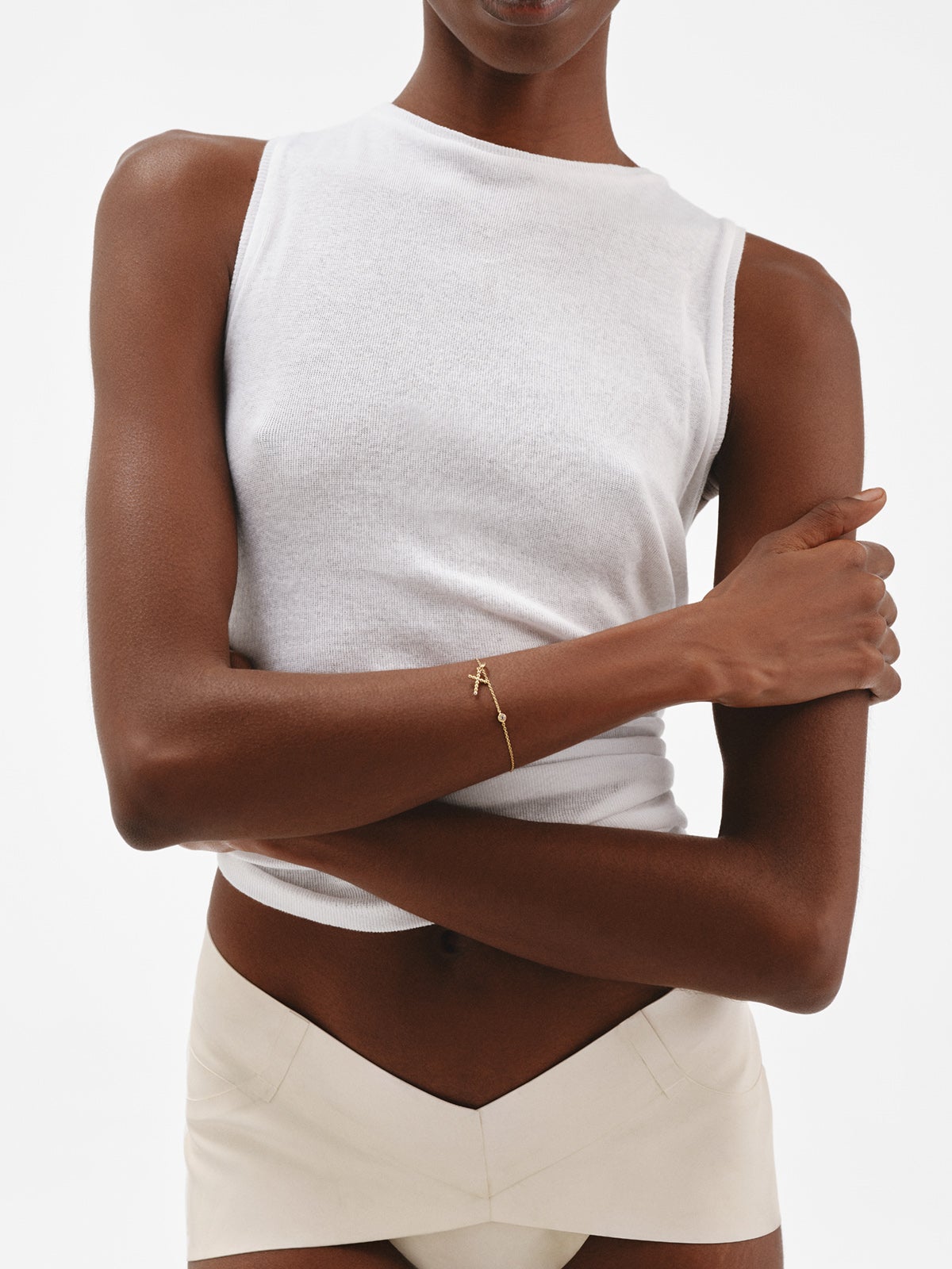 Charm de plata 925 bañada en oro amarillo de 18K con forma de cruz y motivos de esferas