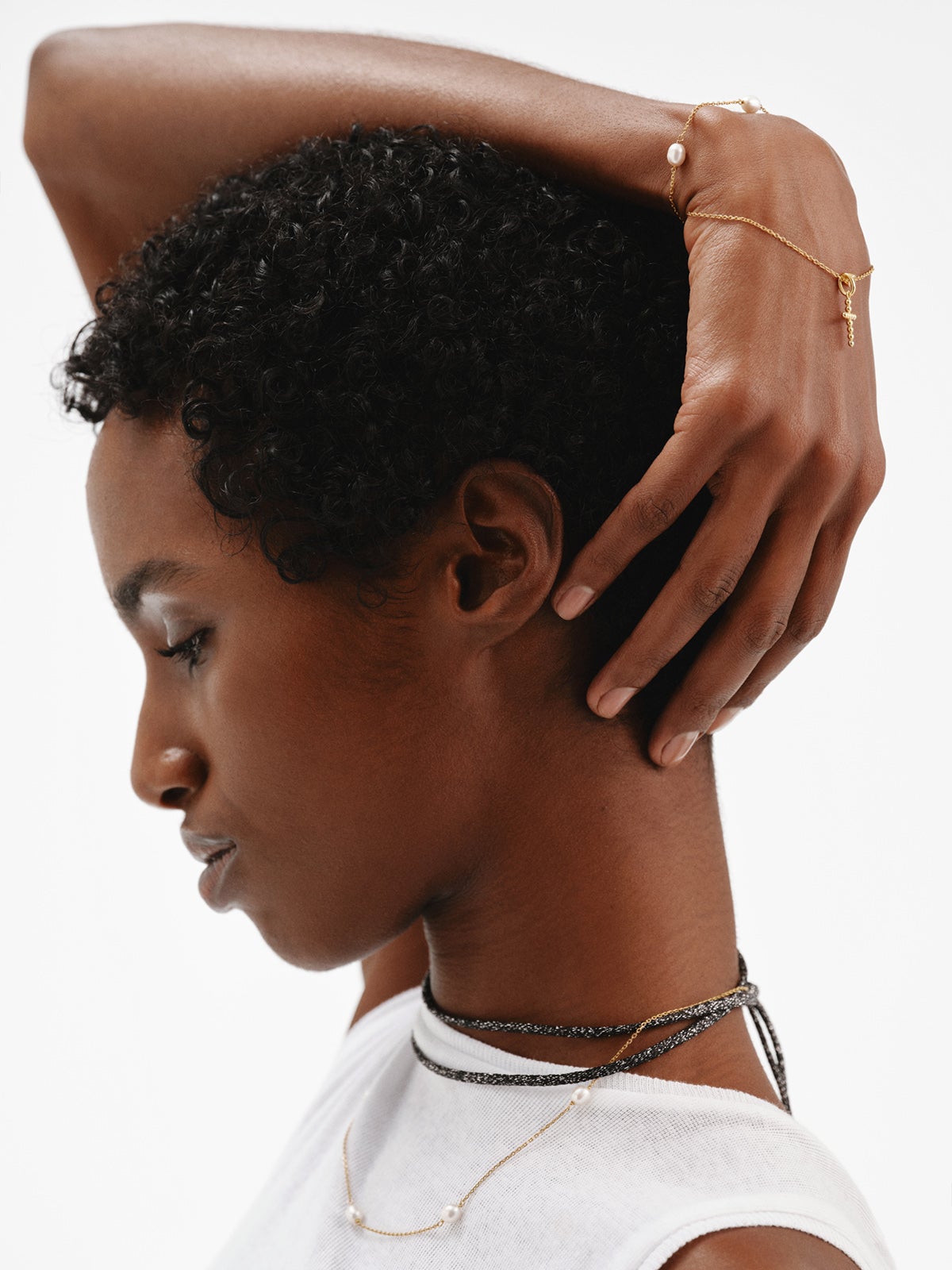 Charm de plata 925 bañada en oro amarillo de 18K con forma de cruz y motivos de esferas