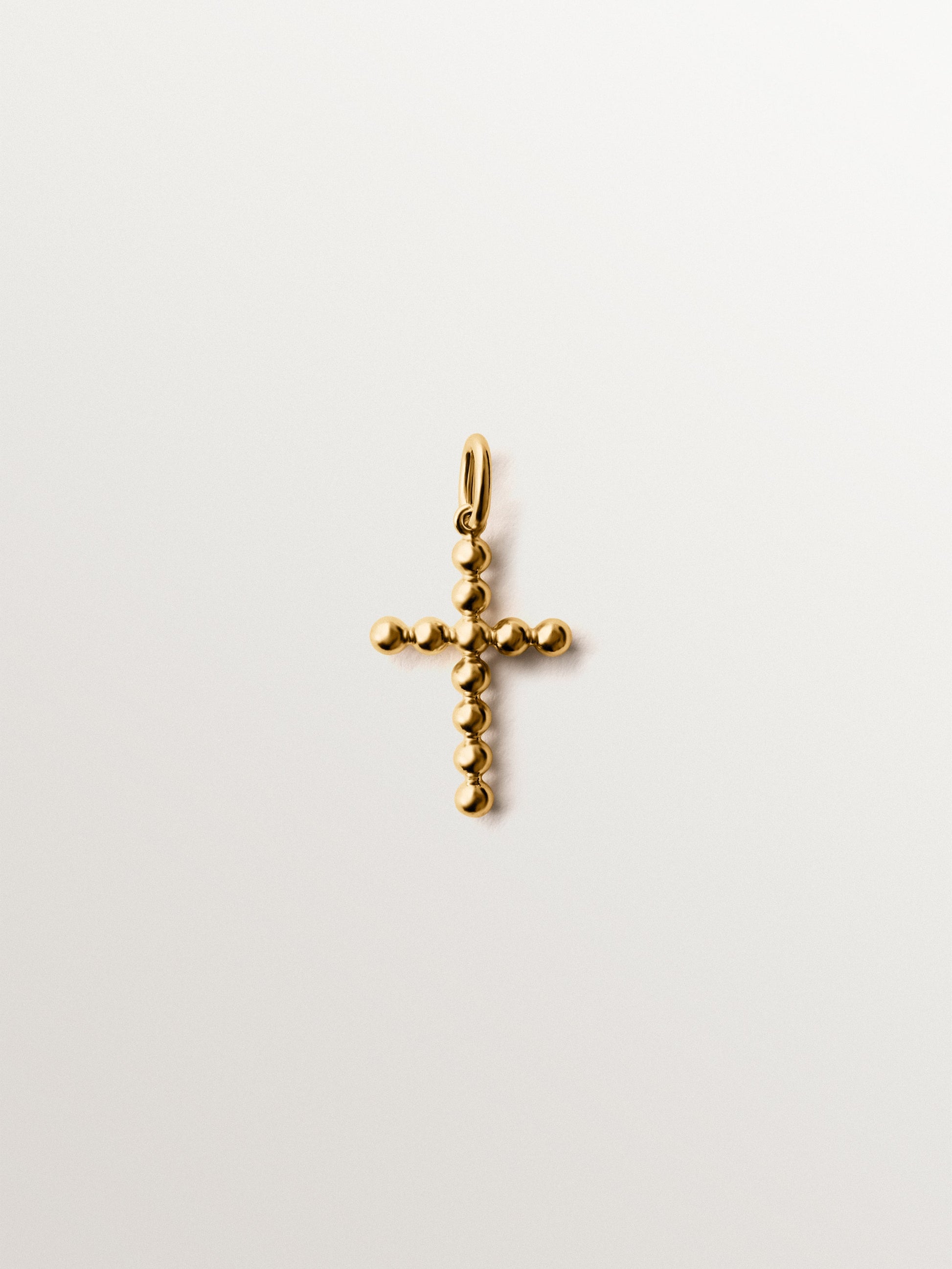 Charm de plata 925 bañada en oro amarillo de 18K con forma de cruz y motivos de esferas