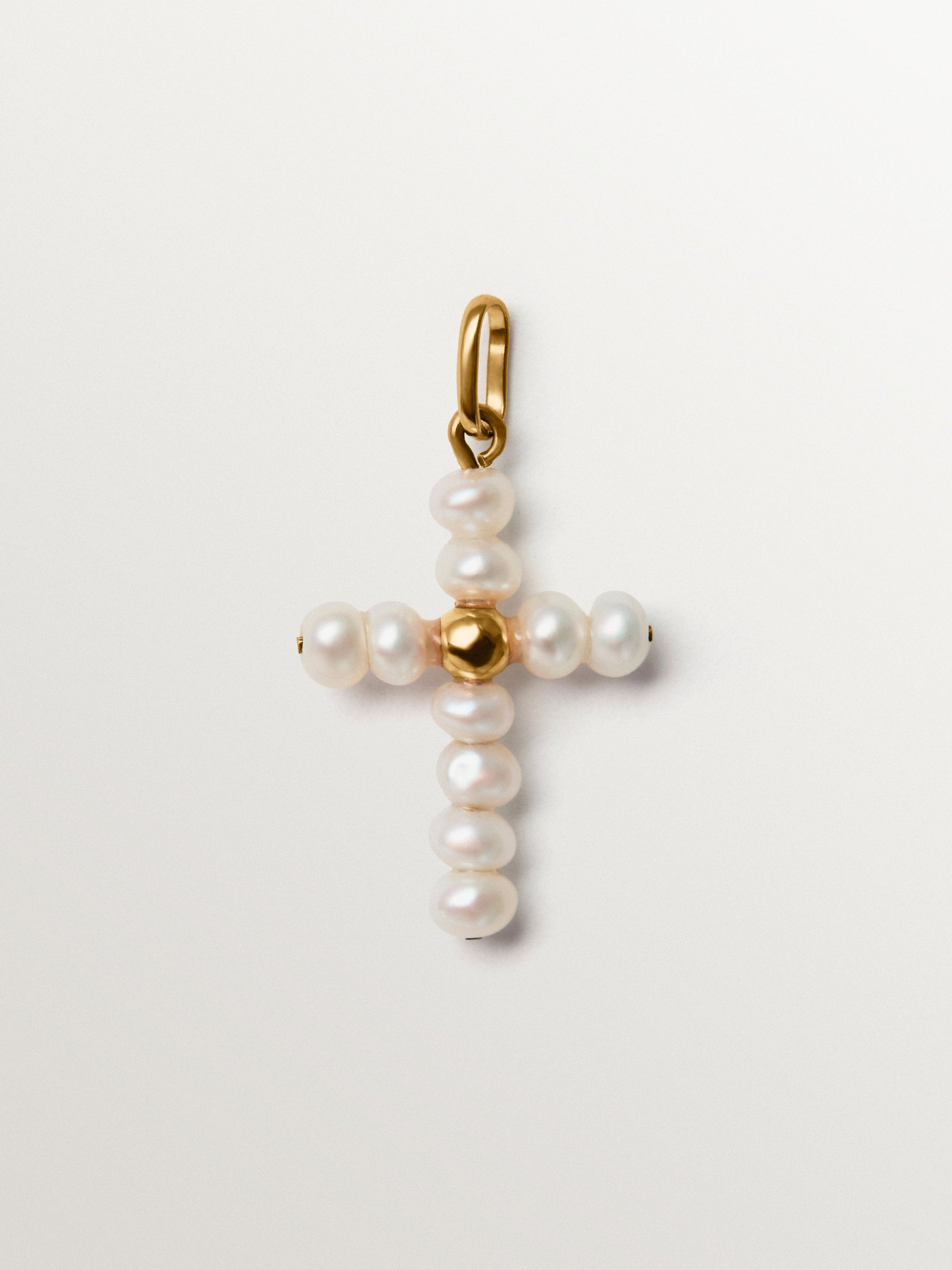 Charm de plata 925 bañada en oro amarillo de 18K con perlas y forma de cruz