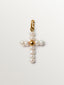 Charm de plata 925 bañada en oro amarillo de 18K con perlas y forma de cruz