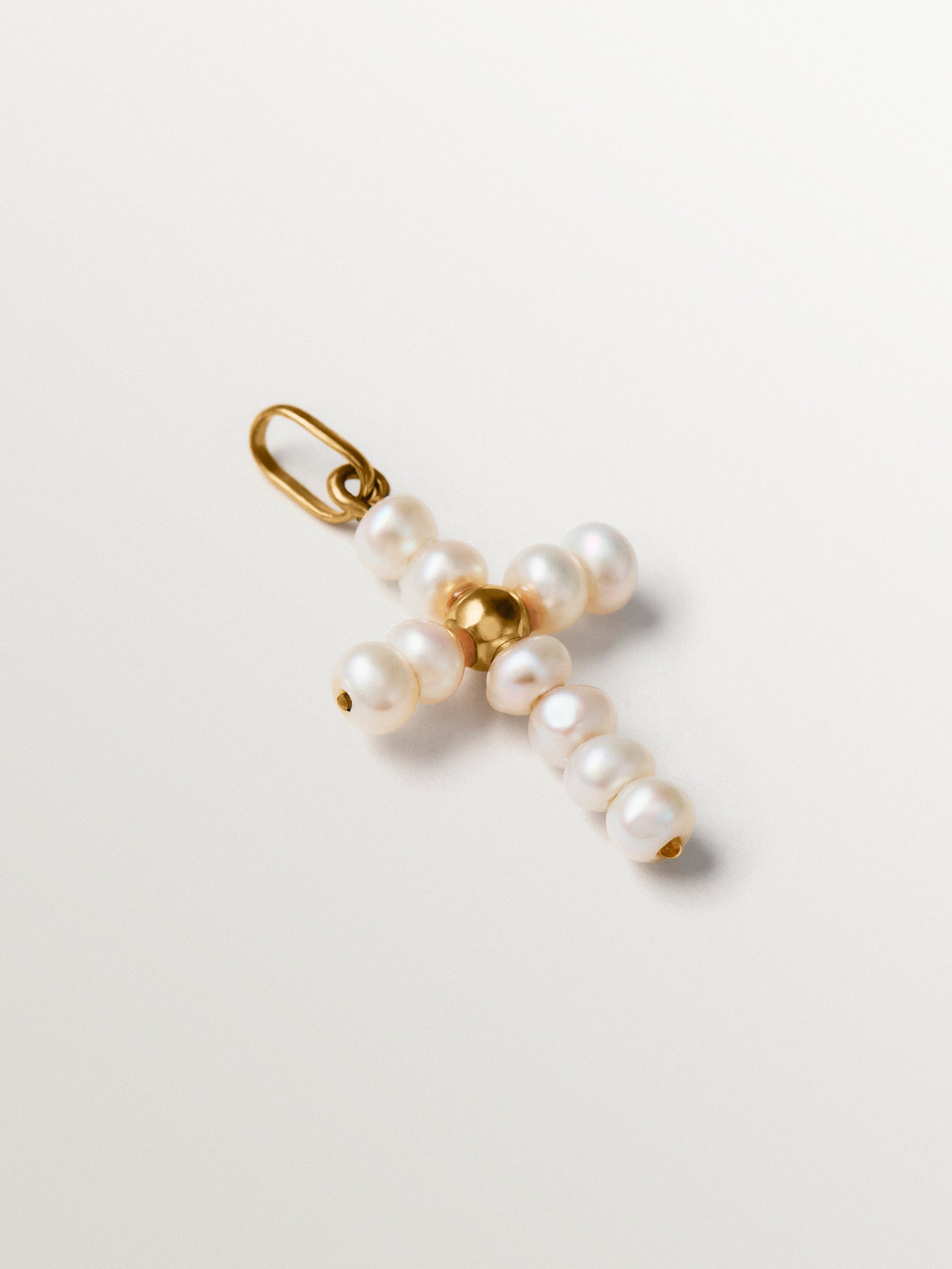Charm de plata 925 bañada en oro amarillo de 18K con perlas y forma de cruz