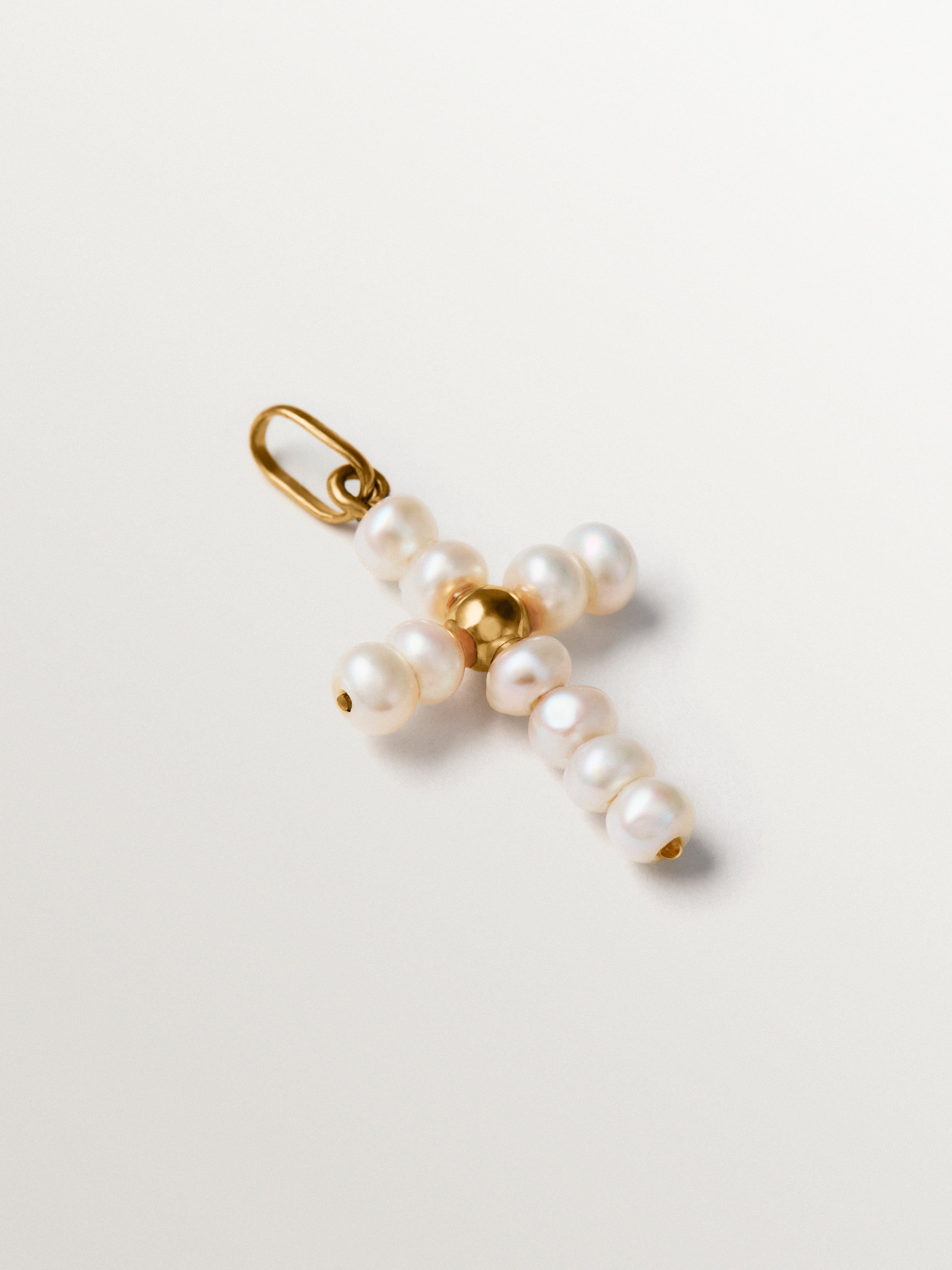 Charm de plata 925 bañada en oro amarillo de 18K con perlas y forma de cruz