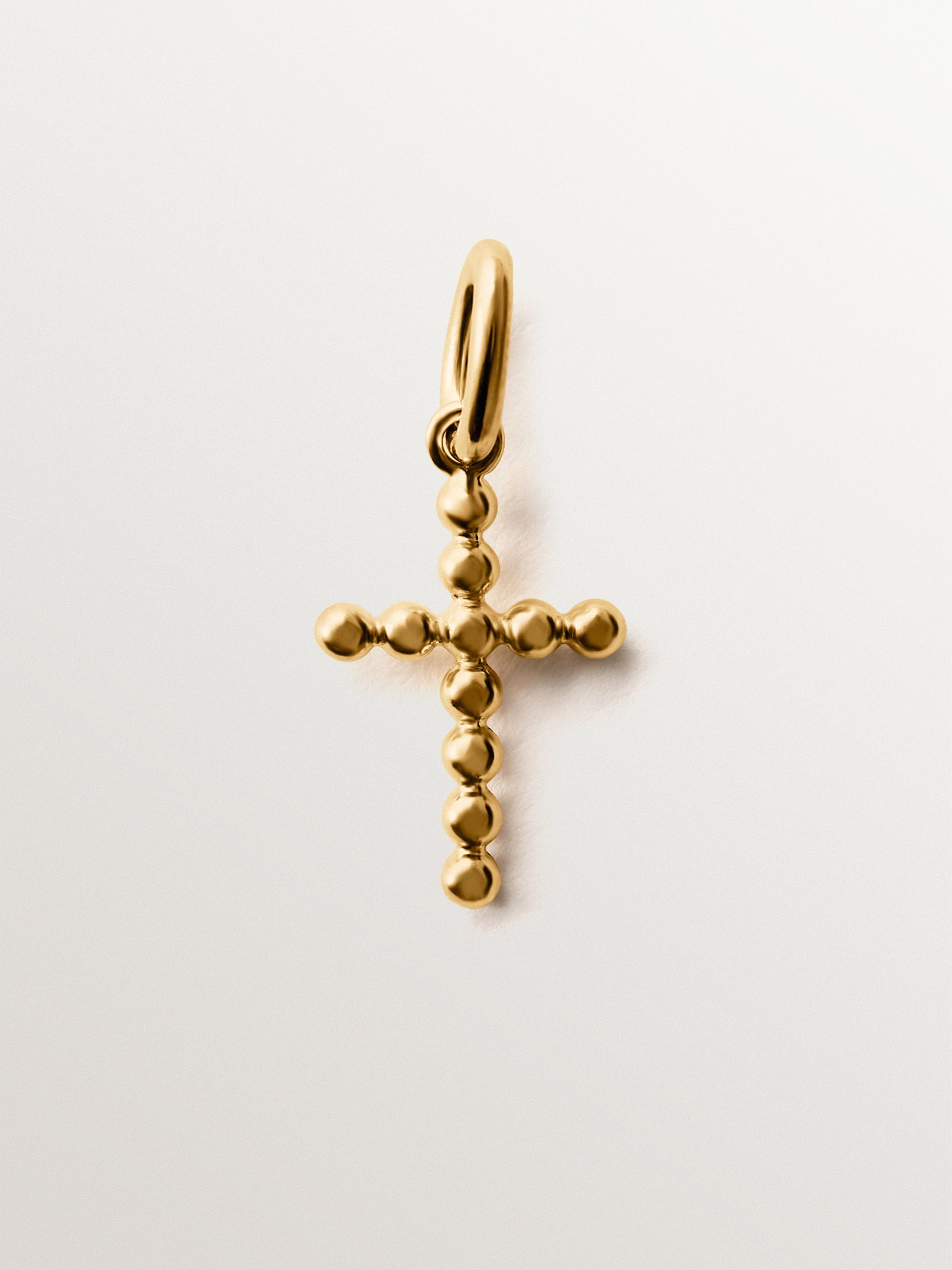 Charm de plata 925 bañada en oro amarillo de 18K con forma de cruz y motivos de esferas