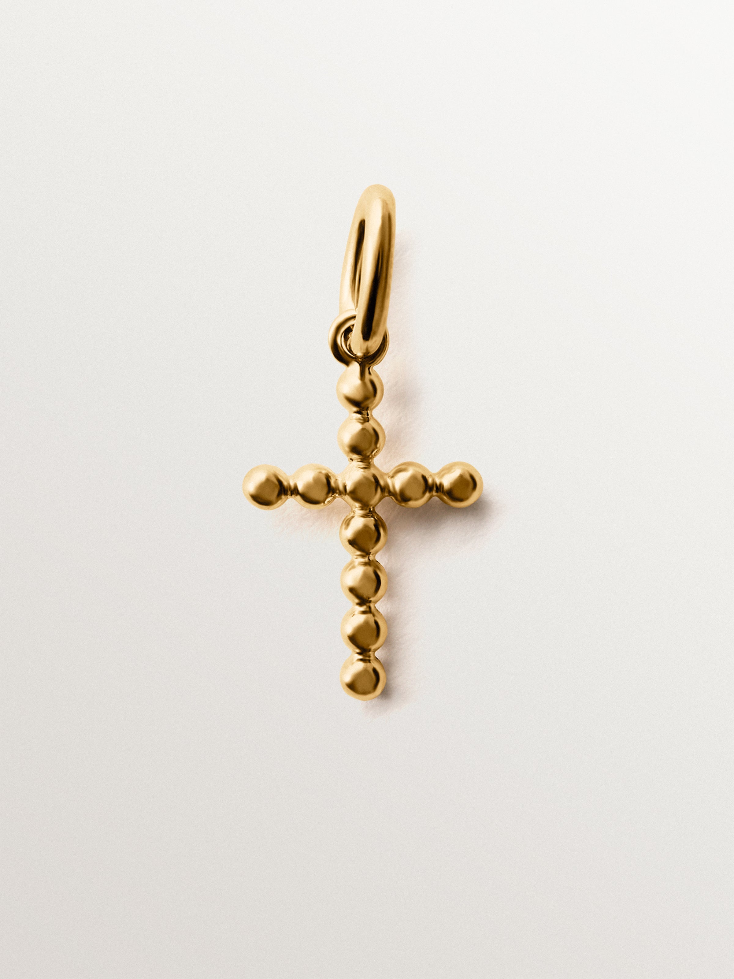 Charm de plata 925 bañada en oro amarillo de 18K con forma de cruz y motivos de esferas
