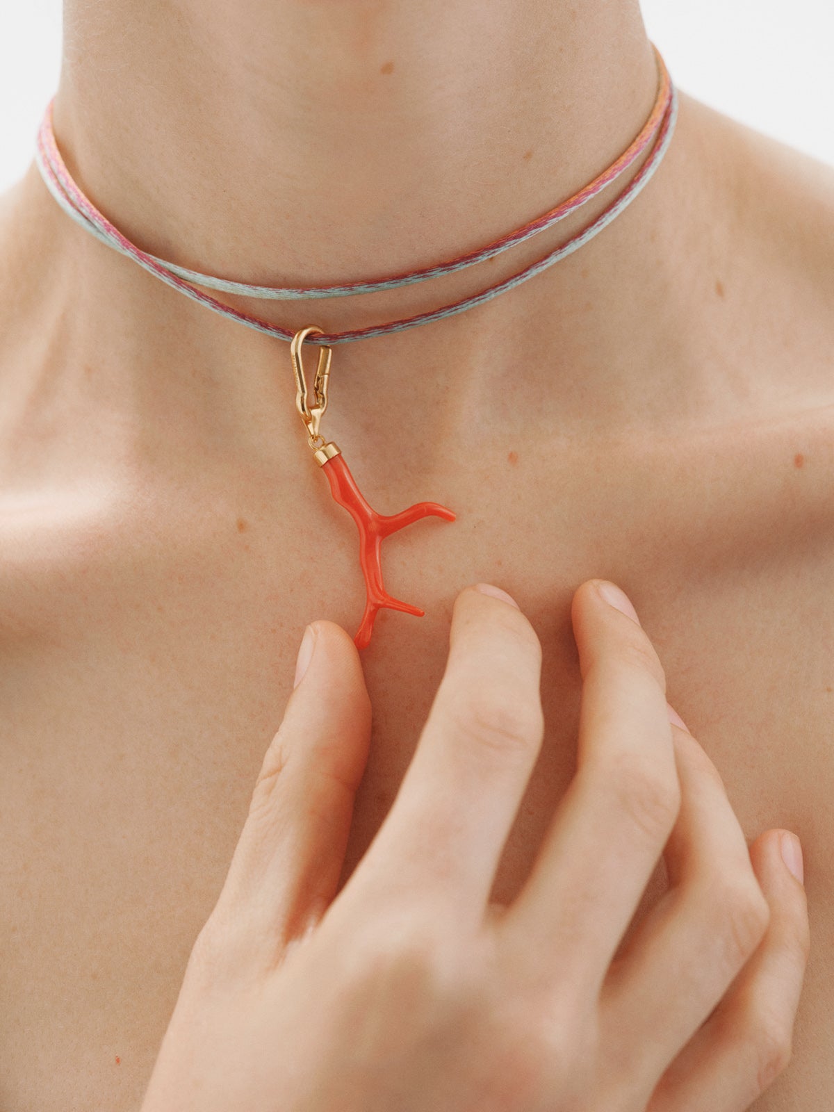 Charm de plata 925 bañada en oro de 18K con coral mediano