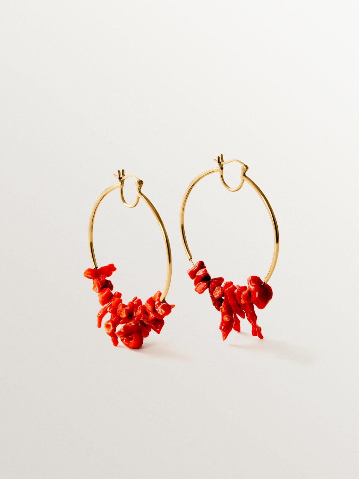 Pendientes de plata 925 bañada en oro de 18K con coral natural