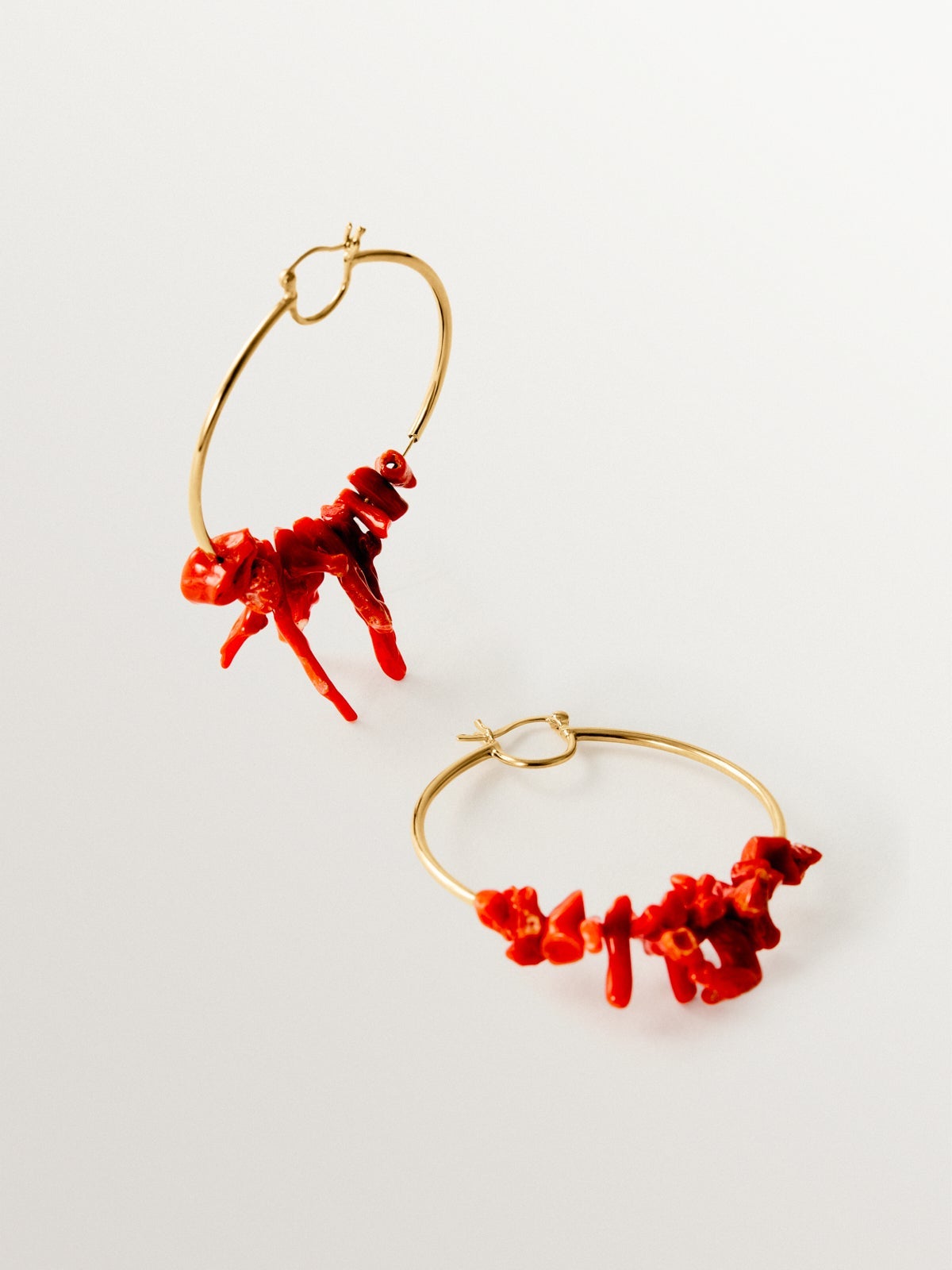 Pendientes de plata 925 bañada en oro de 18K con coral natural