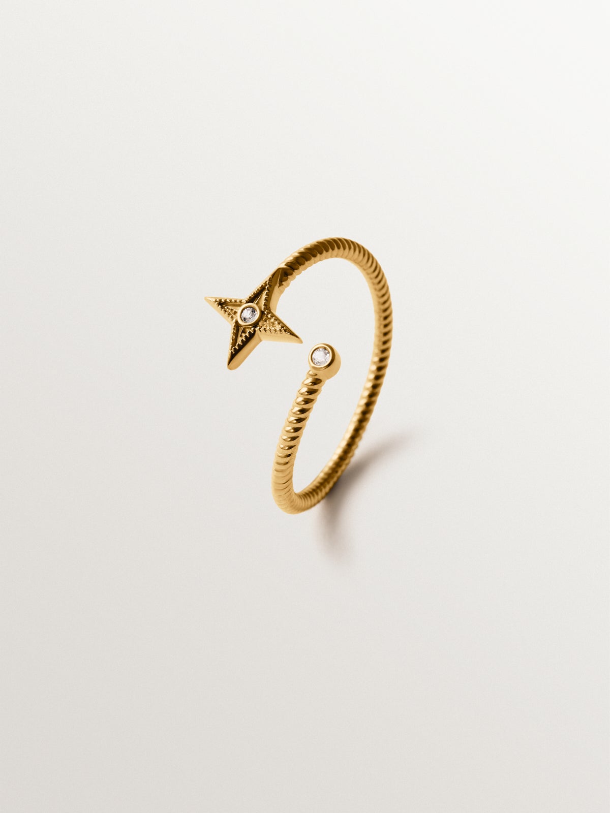 Anillo rígido de plata 925 bañada en oro amarillo de 18K con estrella y topacios blancos