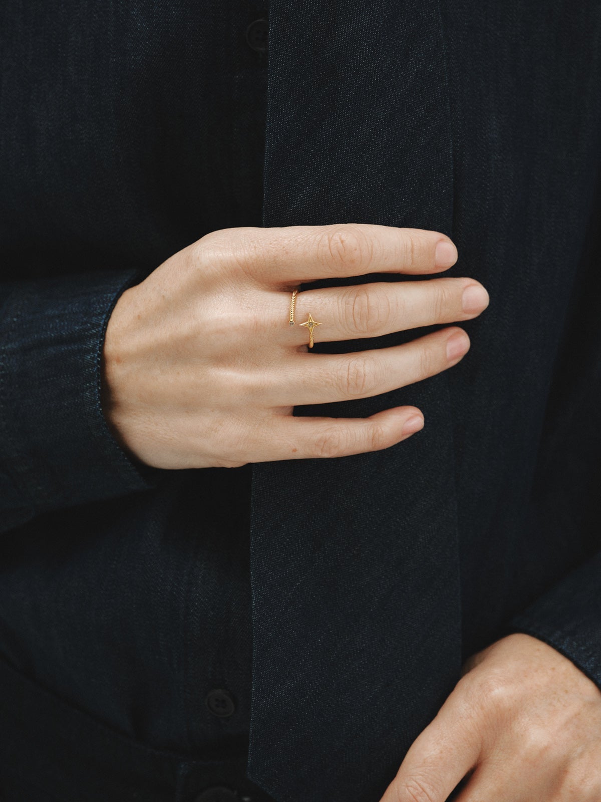 Anillo rígido de plata 925 bañada en oro amarillo de 18K con estrella y topacios blancos