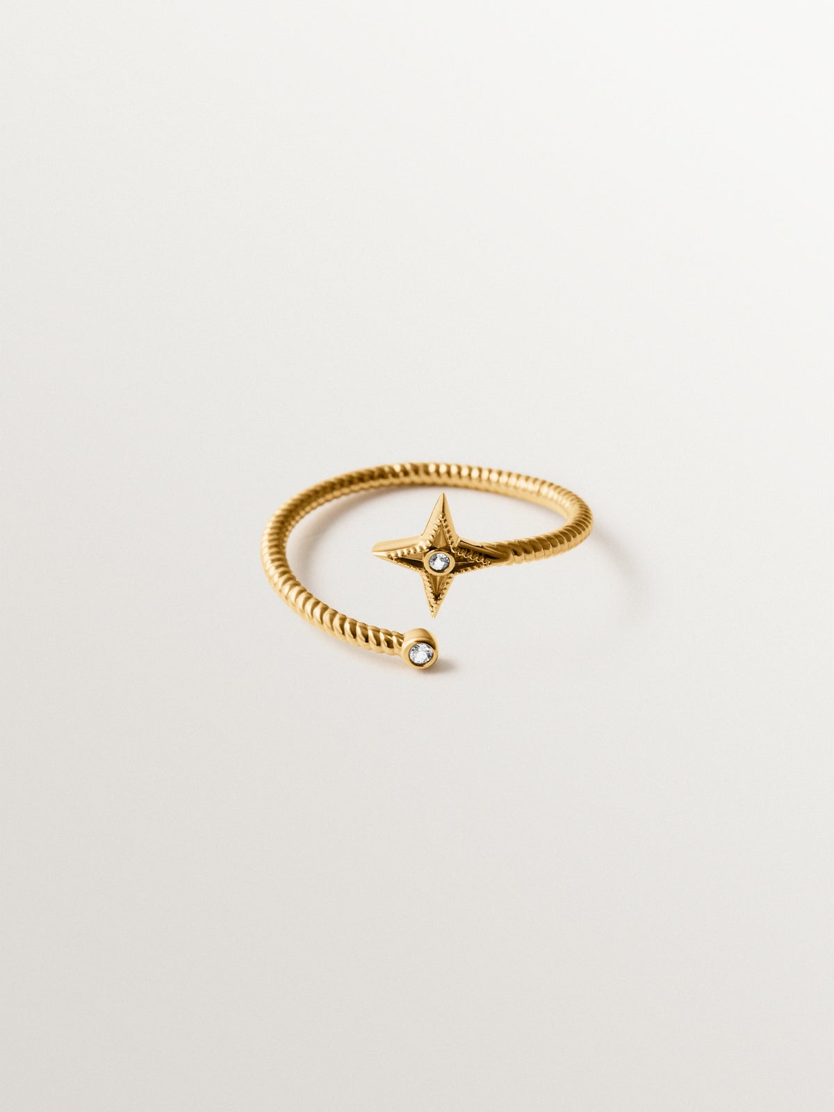 Anillo rígido de plata 925 bañada en oro amarillo de 18K con estrella y topacios blancos