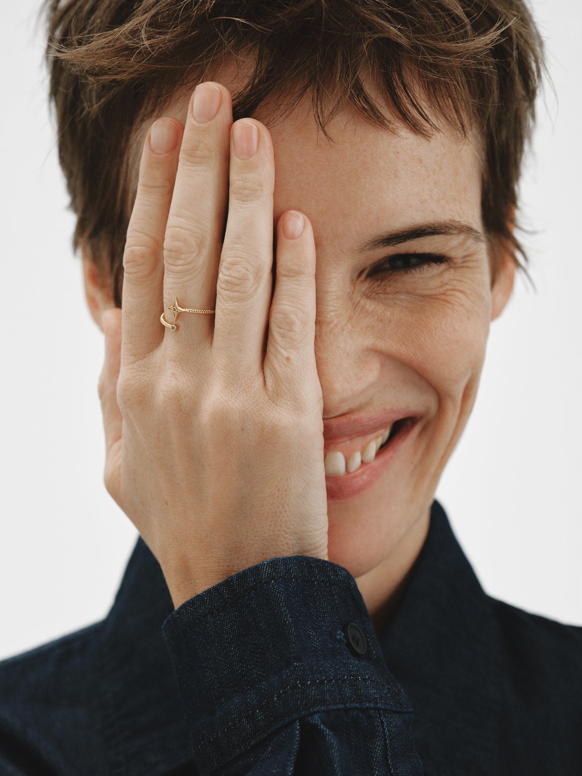 Anillo rígido de plata 925 bañada en oro amarillo de 18K con topacios blancos