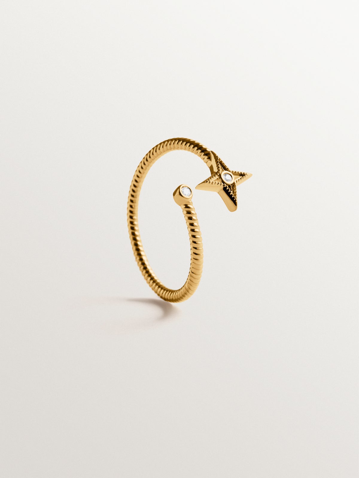 Anillo rígido de plata 925 bañada en oro amarillo de 18K con estrella y topacios blancos