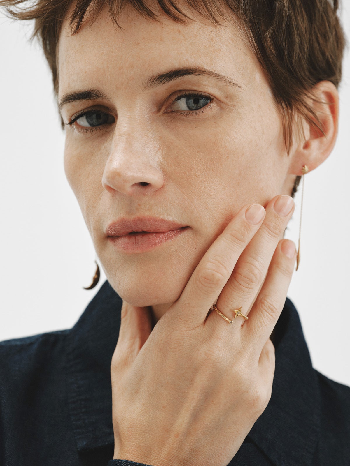 Anillo rígido de plata 925 bañada en oro amarillo de 18K con topacios blancos