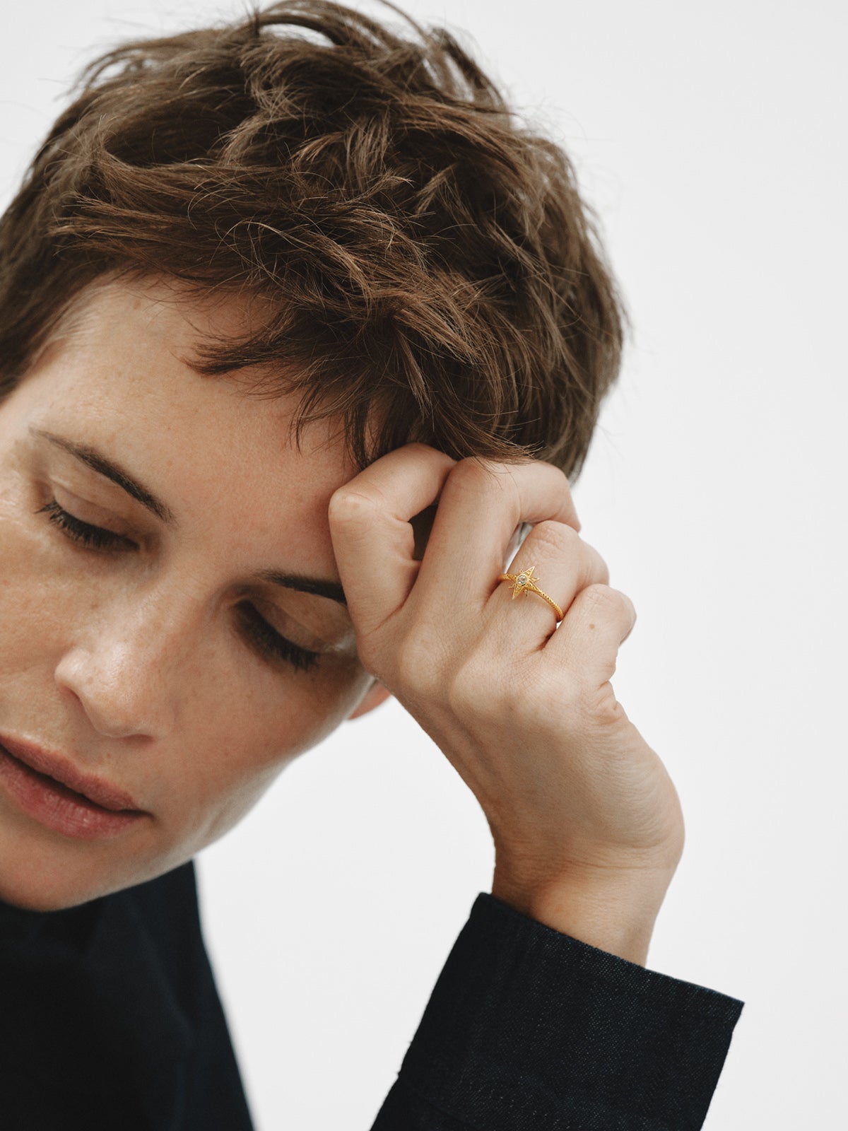 Anillo de plata 925 bañada en oro de 18K con topacio blanco y textura gallonada